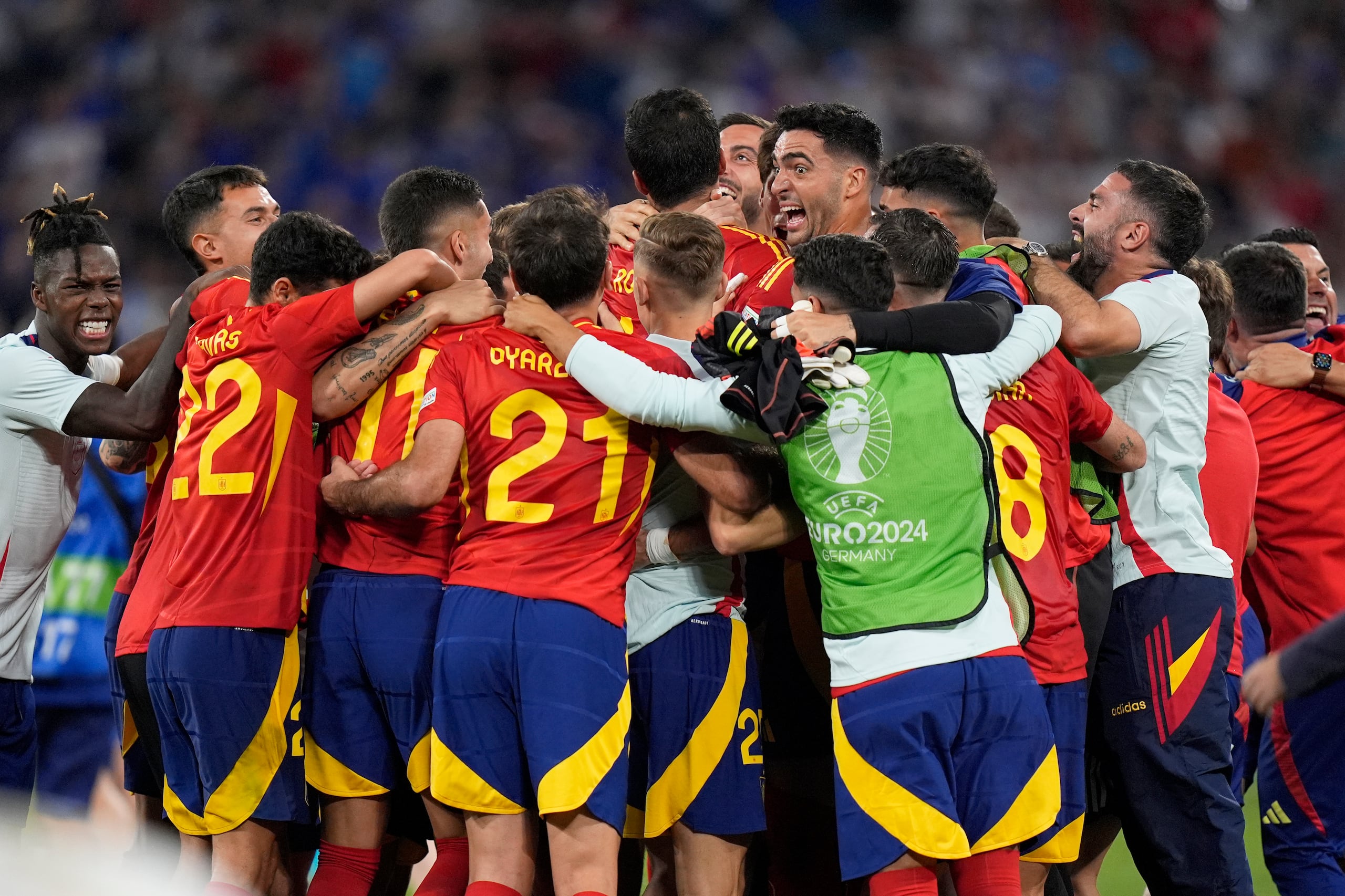 Los jugadores de España celebran al final del partido de semifinales de la Eurocopa 2024 en Múnich, Alemania.