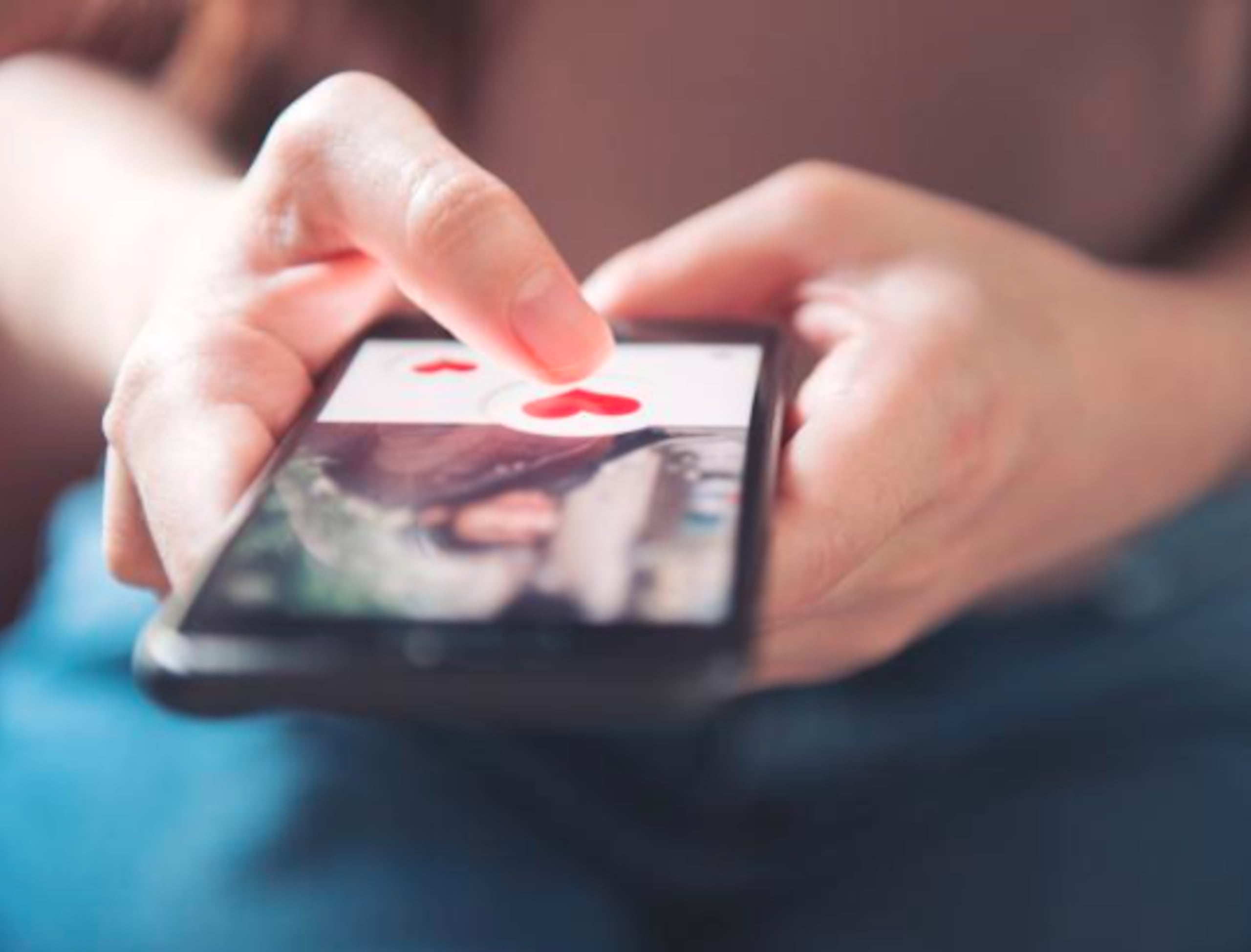 El Departamento de Justicia alertó a la ciudadanía a evitar caer en estafas cibernéticas románticas, en especial durante el Día de San Valentín. (Archivo)