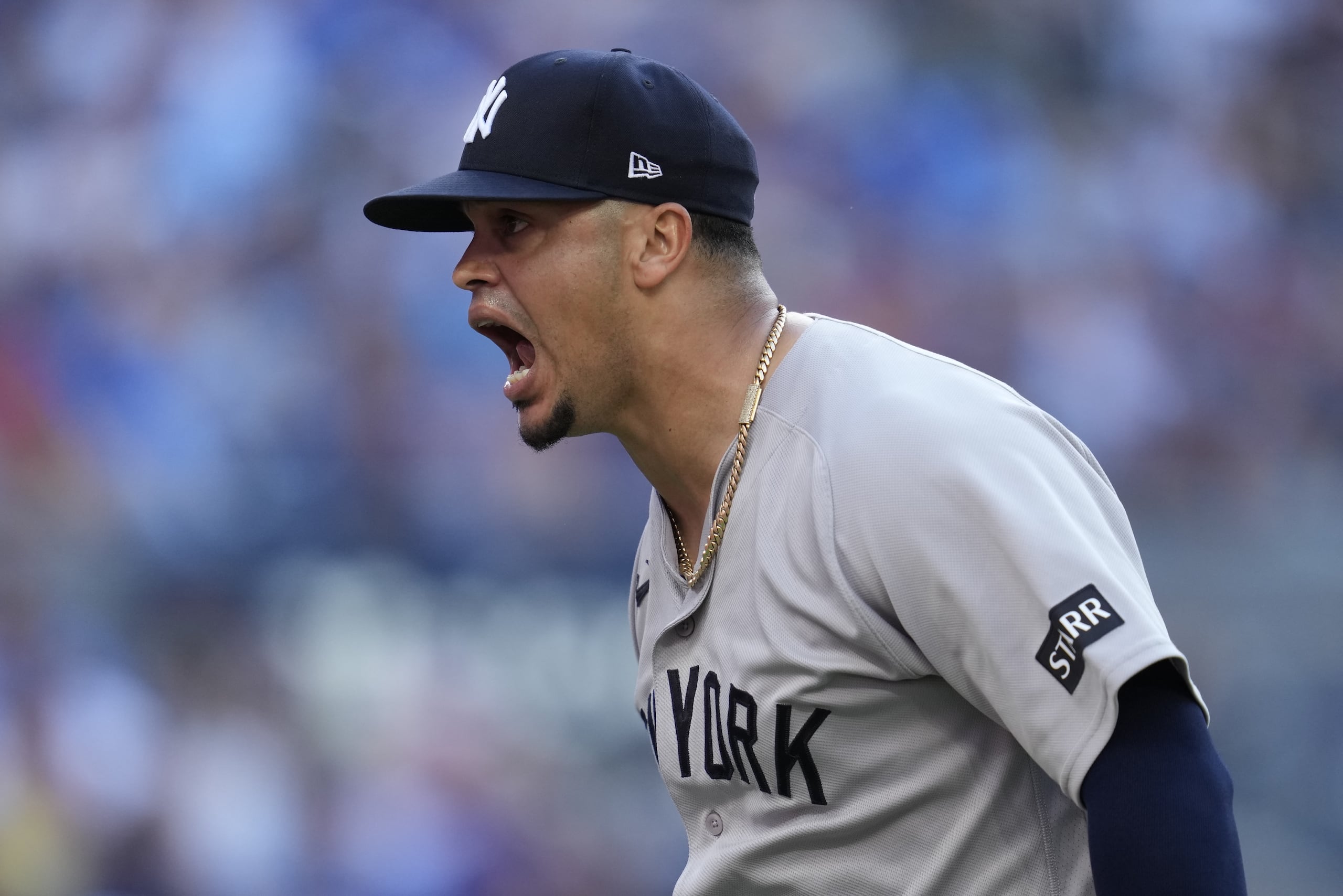Fernando Cruz celebra luego de sacar el tercer out en la octava entrada con las bases llenas.