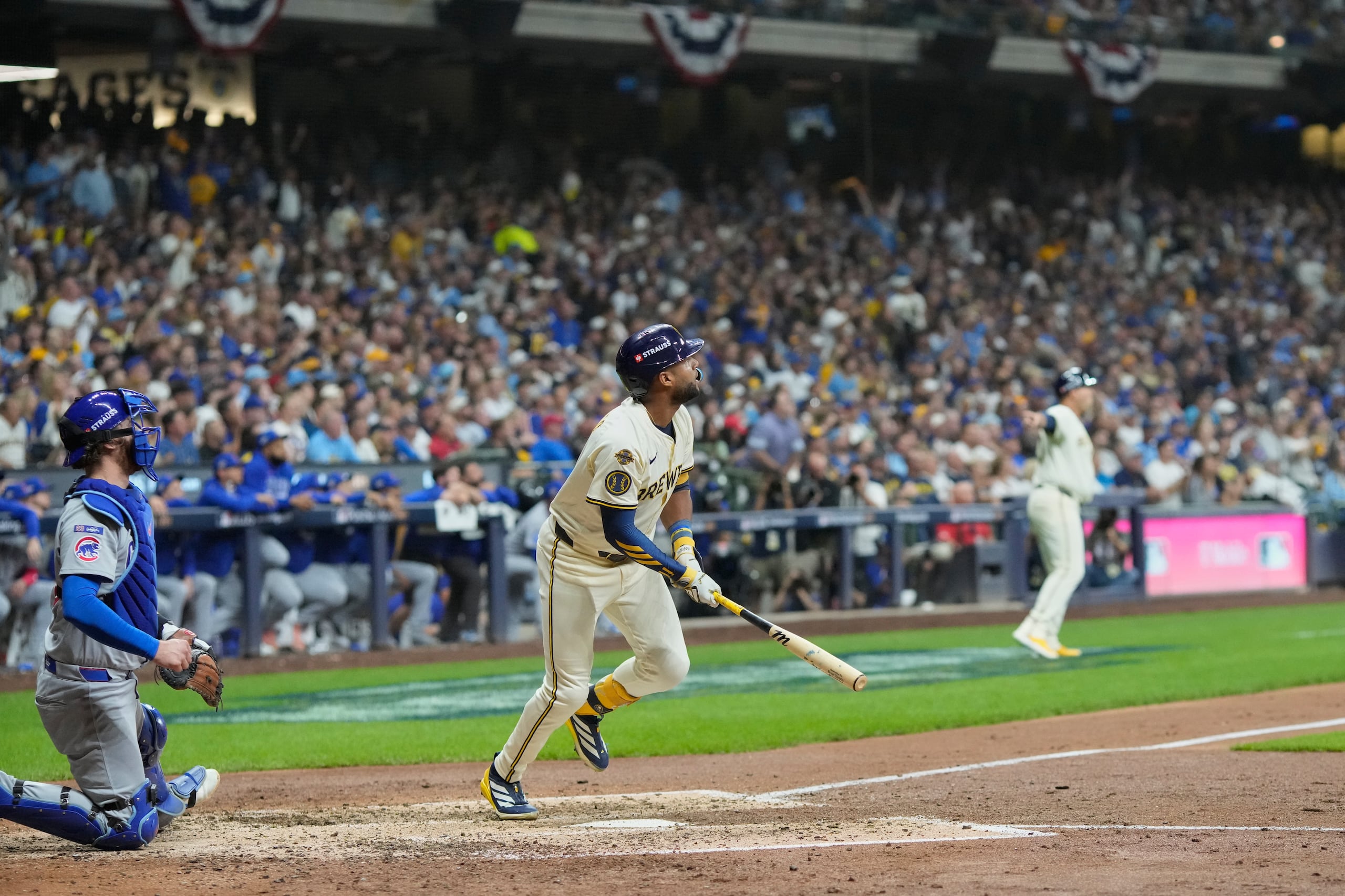 Jackson Chourio (11), de los Cerveceros de Milwaukee, observa el vuelo de un cuadrangular de tres carreras durante la cuarta entrada del segundo juego de la Serie Divisional de la Liga Nacional contra los Cachorros de Milwaukee, el lunes 6 de octubre de 2025, en Milwaukee. (AP Foto/Morry Gash)