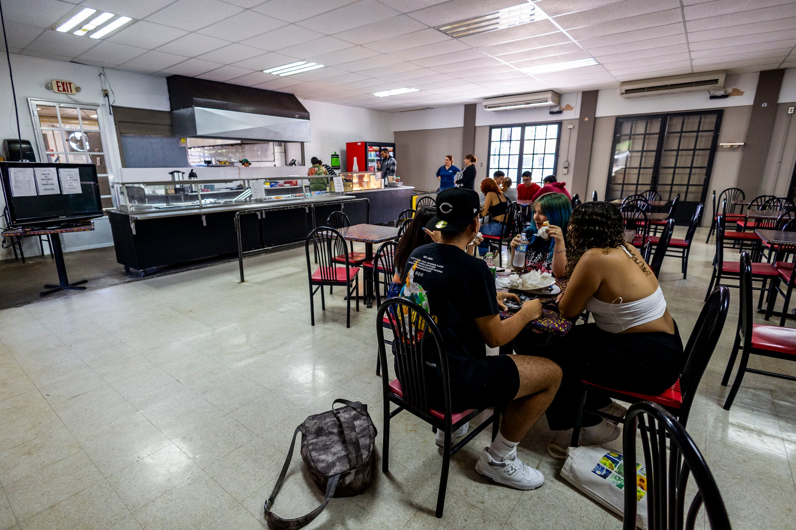 Estudiantes de la UPR en Utuado consumen alimentos en la cafetería.