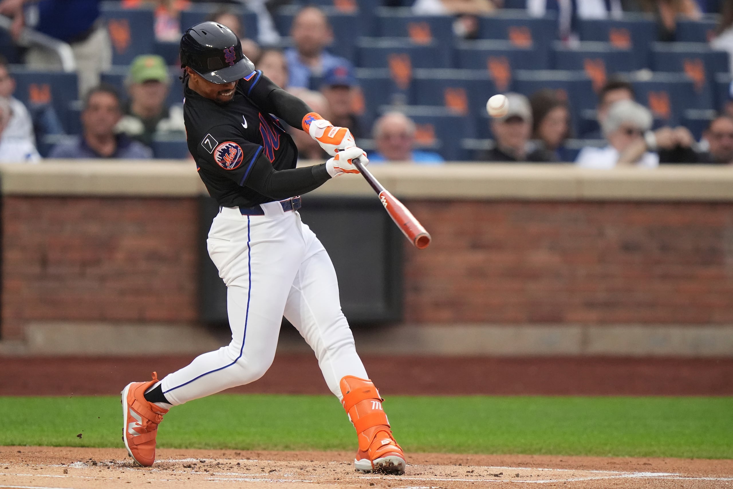Francisco Lindor, de los Mets de Nueva York, conecta un cuadrangular en la primera entrada ante los Rockies de Colorado.