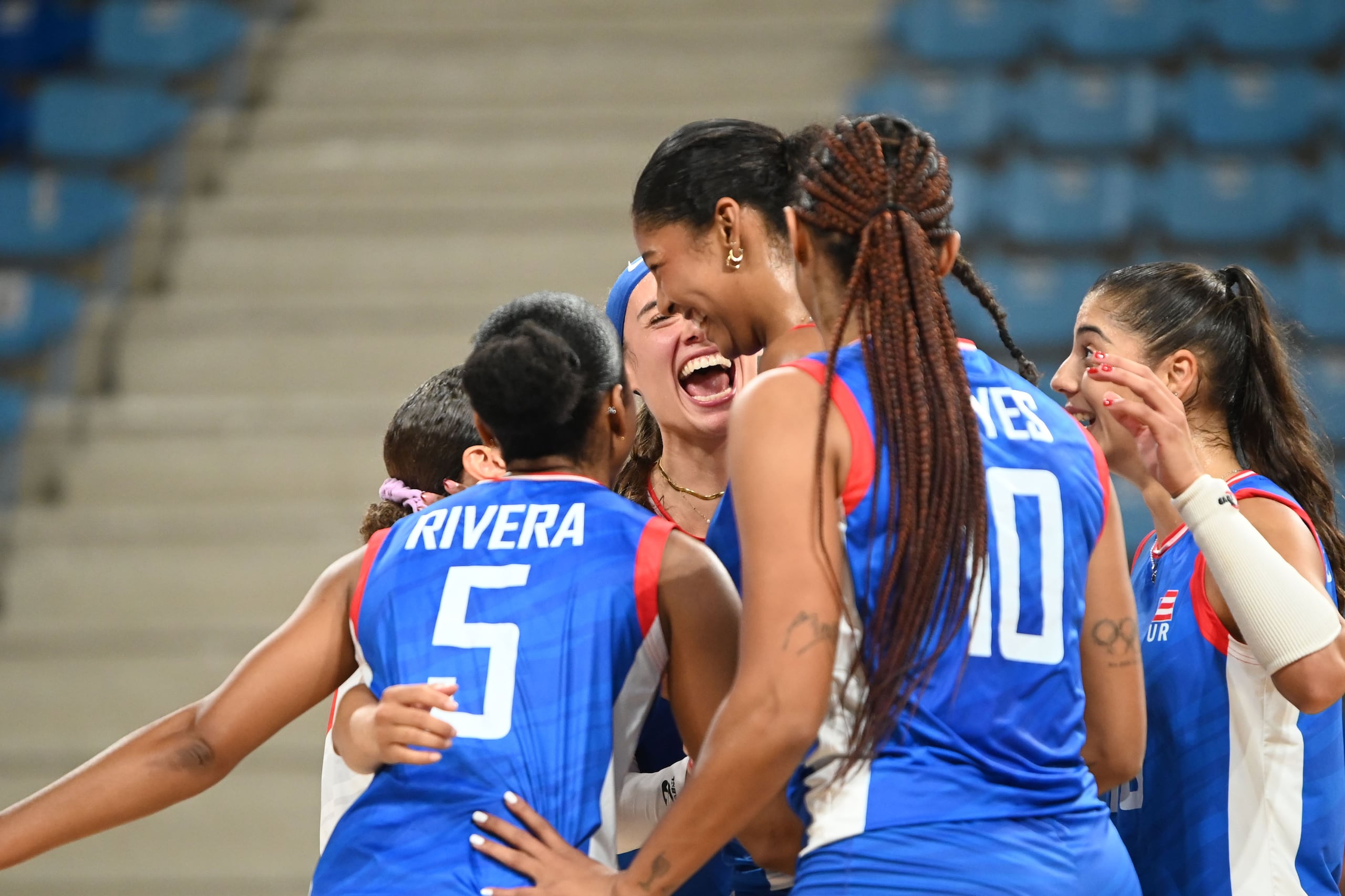 Decelise Champion, al centro, celebra con sus compañeras de equipo.