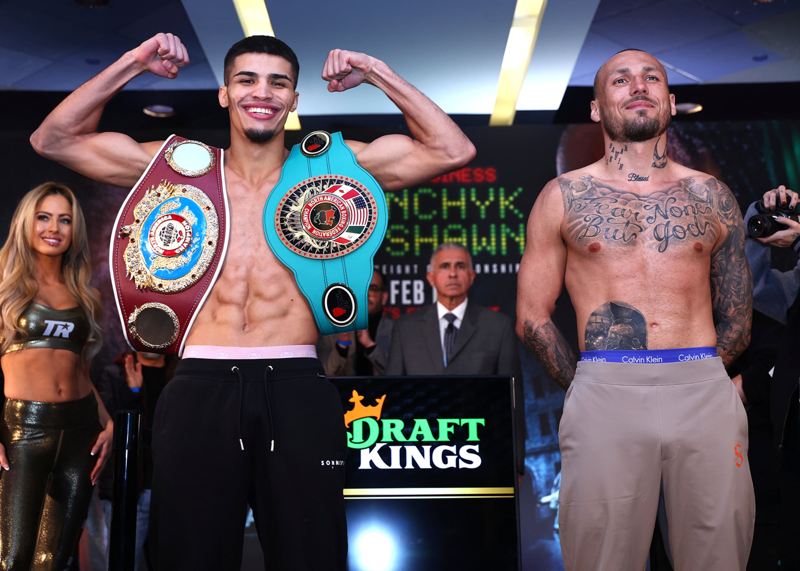 Xánder Zayas sostiene sus cinturones de campeón NABO justo al lado del retador alemán, Slawa Spomer, durante la ceremonia de pesaje este jueves en Nueva York.