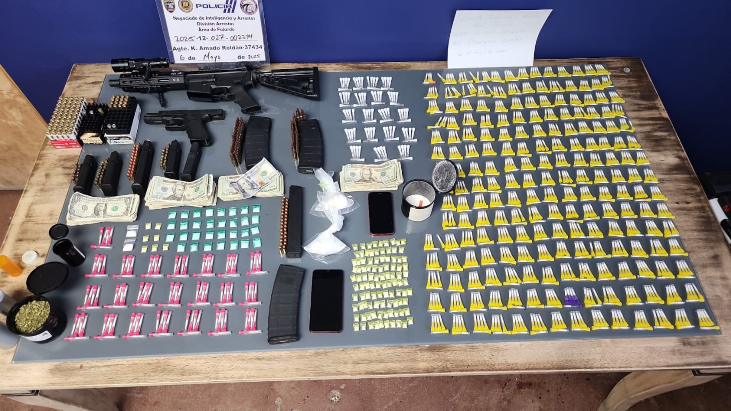 Armas, drogas y dinero ocupados durante el allanamiento.