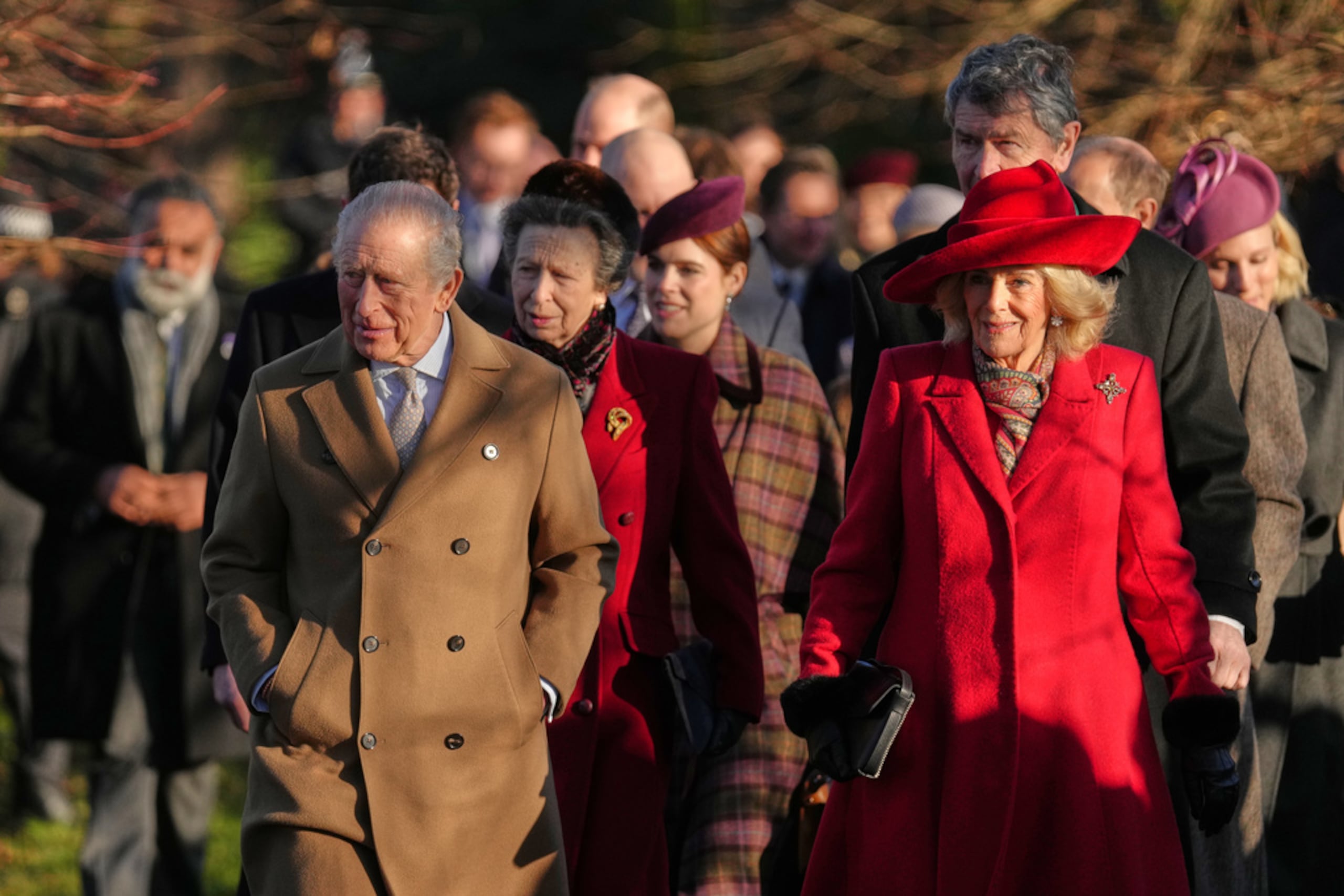El rey Carlos III y la reina Camila de Gran Bretaña llegan para asistir al servicio del Día de Navidad en la iglesia de Santa María Magdalena en Sandringham, Norfolk, Inglaterra, el jueves 25 de diciembre de 2025.