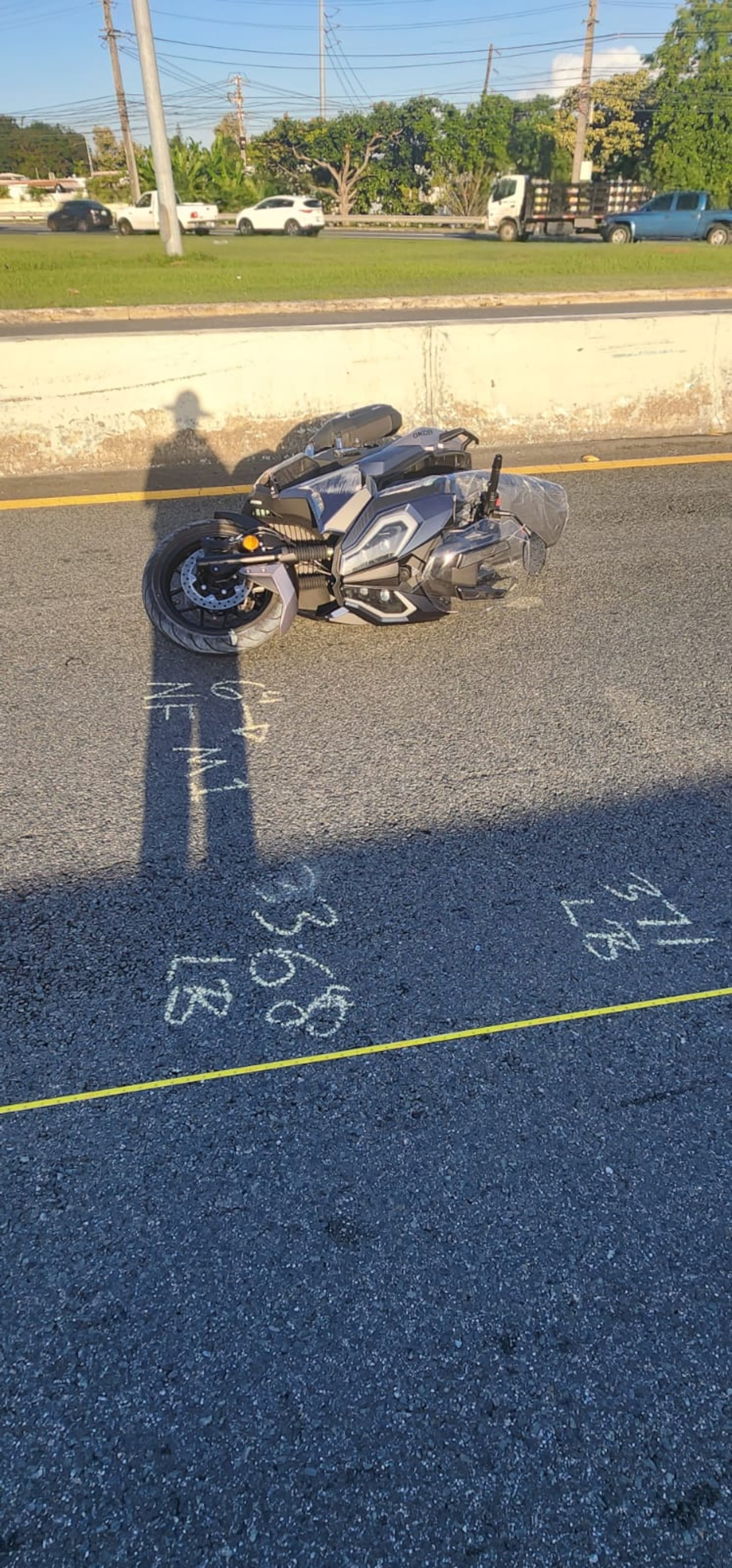 Dos motociclistas resultaron heridos tras accidentarse mientras escapaban de policías en la carretera PR-2 intersección con el expreso Rafael Martínez Nadal.