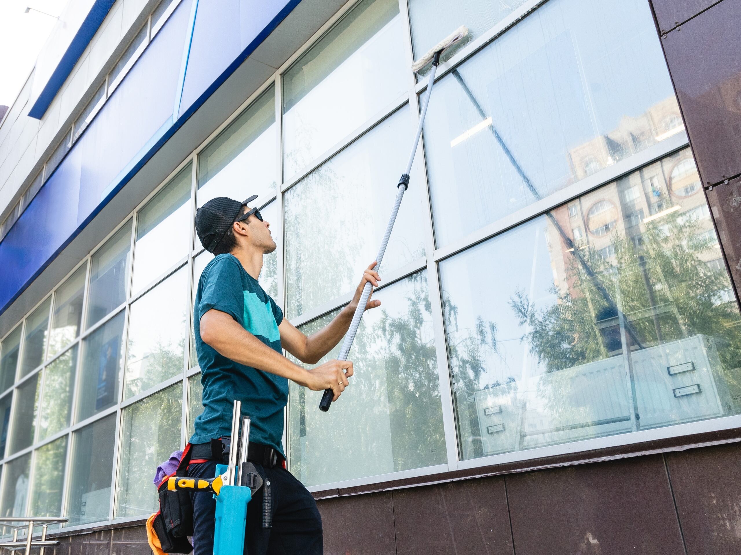 El personal de Inpeccable Wash está adiestrado por la International Window Cleaning Association (IWCA), lo que los autoriza y certifica en la industria de mantenimiento profesional de cristales.