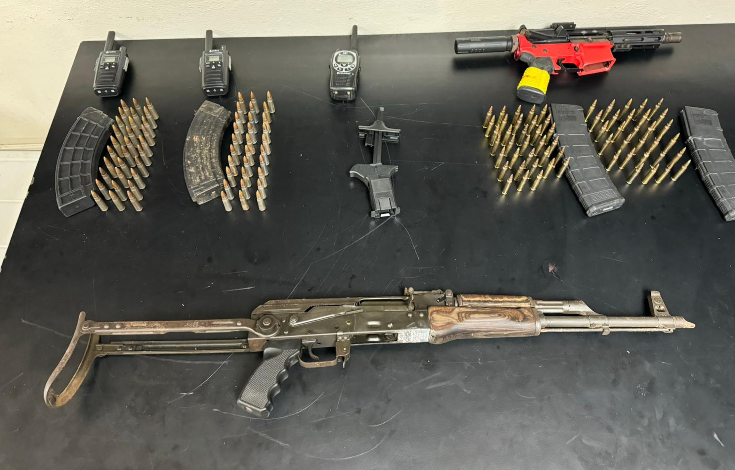 Armas ilegales ocupados en un allanamiento en la calle Patillas de la barriada Jurutungo, en Hato Rey, como parte de las iniciativas del Plan Alto a la Violencia.