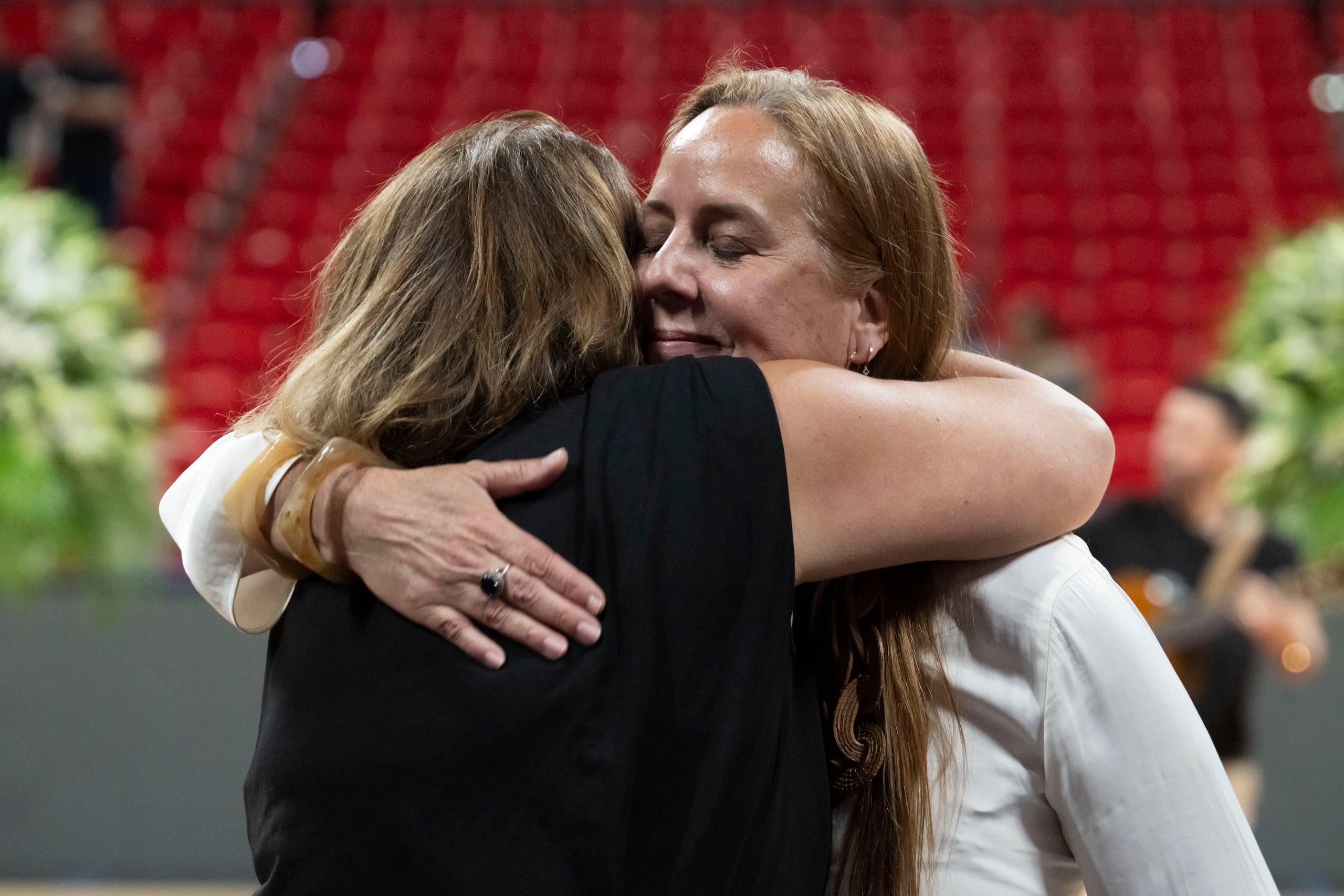 Sylvia Ríos recibe un abrazo durante la ceremonia de vida de su difunto esposo, José "Piculín" Ortiz, en el Coliseo Roberto Clemente.