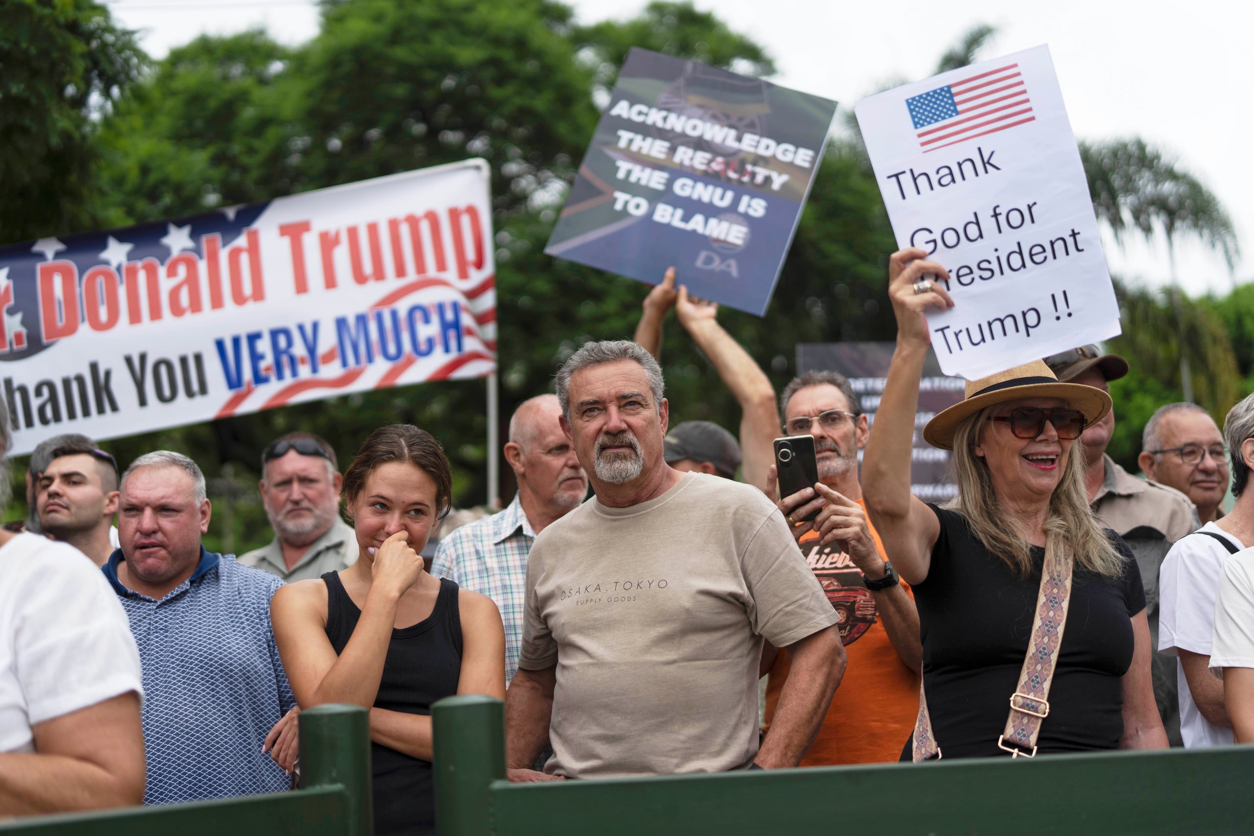 ARCHIVO - Sudafricanos blancos se manifiestan en apoyo del presidente estadounidense Donald Trump frente a la embajada de Estados Unidos, el 15 de febrero de 2025, en Pretoria, Sudáfrica. (AP Foto/Jerome Delay, archivo)