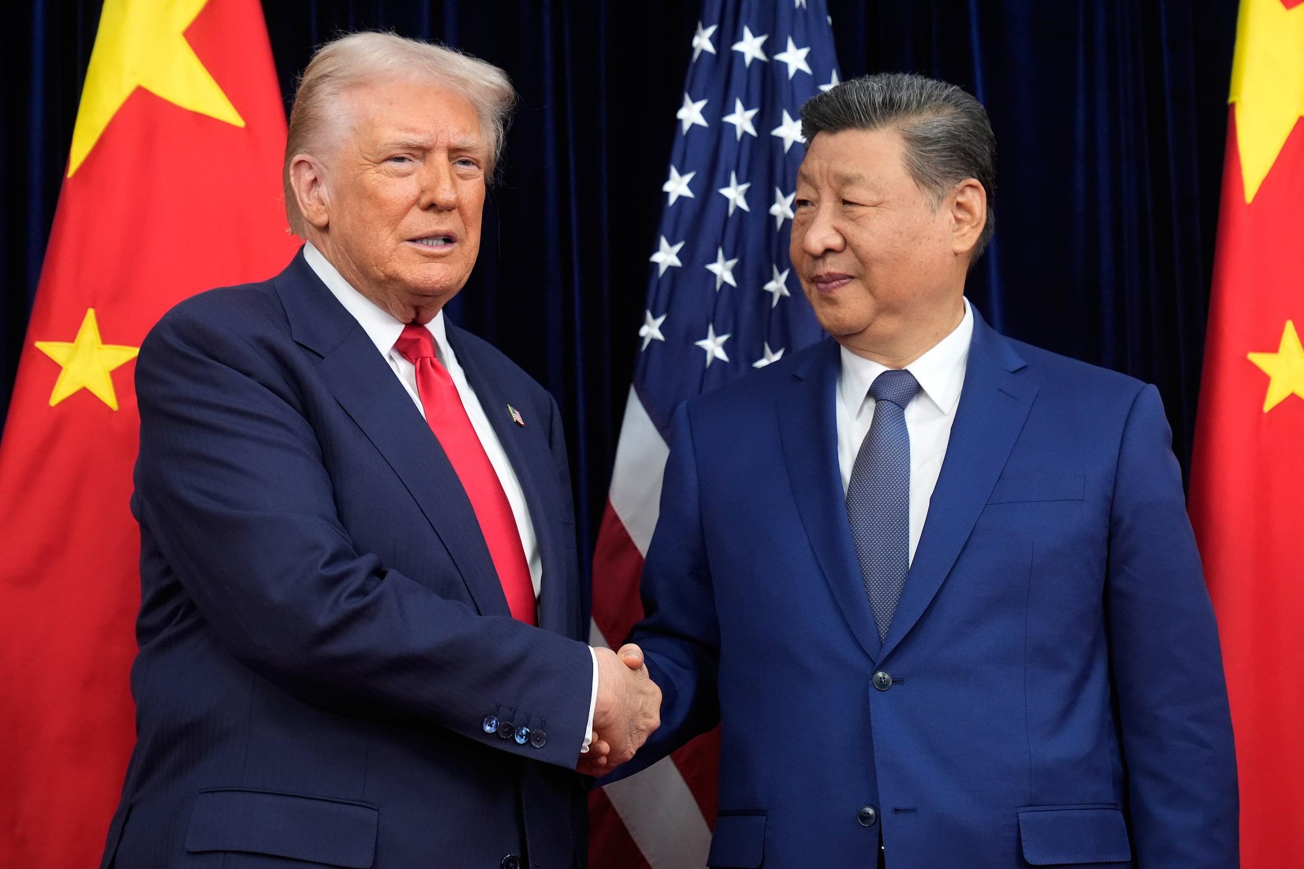 El presidente estadounidense Donald Trump (izq) con el presidente chino Xi Jinping en el Aeropuerto Internacional Gimhae en Busan, Corea del Sur, el 30 de octubre del 2025. (AP foto/Mark Schiefelbein)