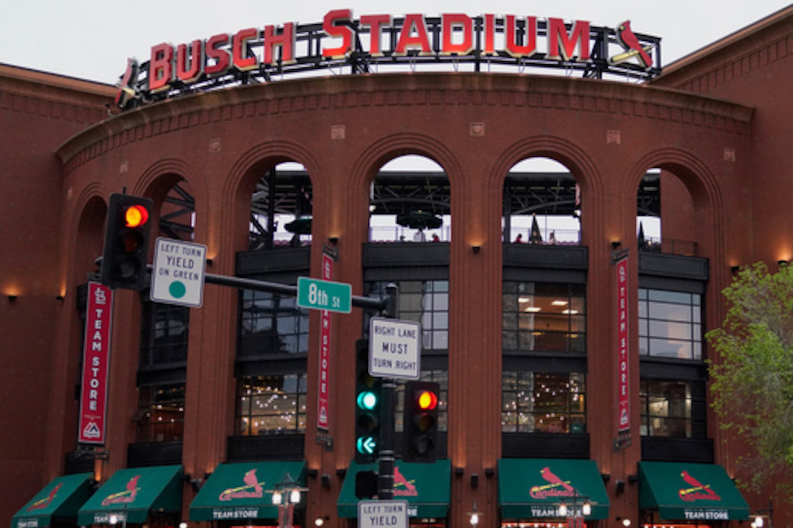 ARCHIVO - El Busch Stadium se ve el 4 de mayo de 2021, en St. Louis. (AP Photo/Jeff Roberson, Archivo)