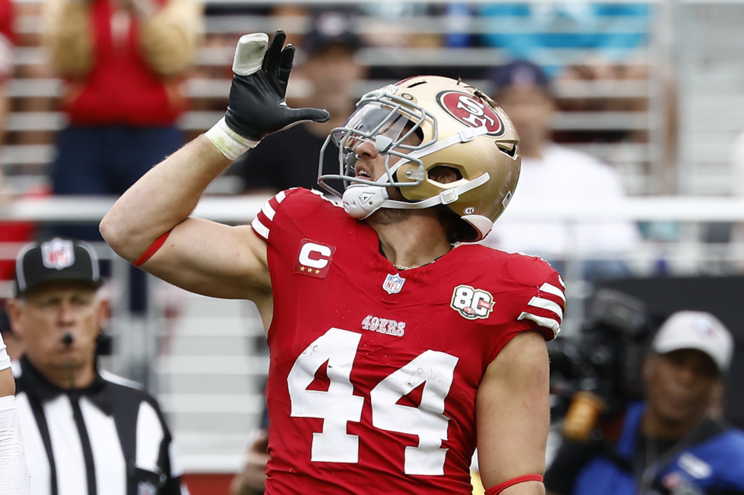 El fullback de los 49ers de San Francisco, Kyle Juszczyk, hace gestos tras una jugada contra los Dolphins de Miami durante la segunda mitad de un partido de fútbol americano de la NFL en Santa Clara, California, el 20 de septiembre de 2026.