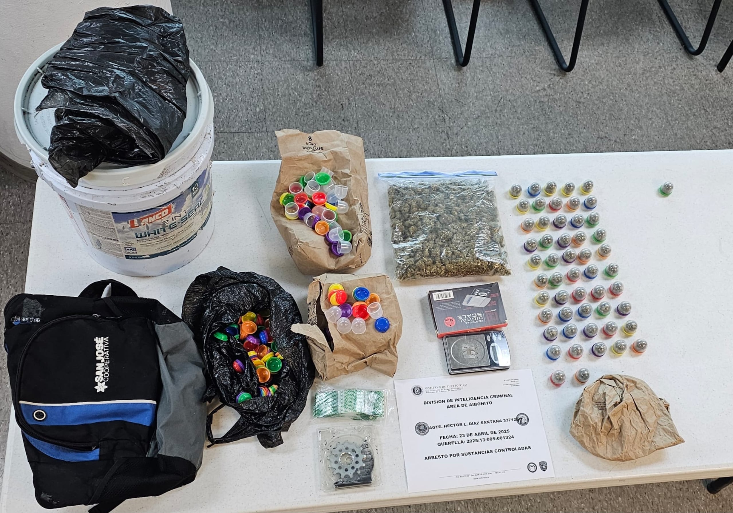 Una libra y 53 copos de marihuana, ocupados a un conductor en el barrio Asomante, en Aibonito.