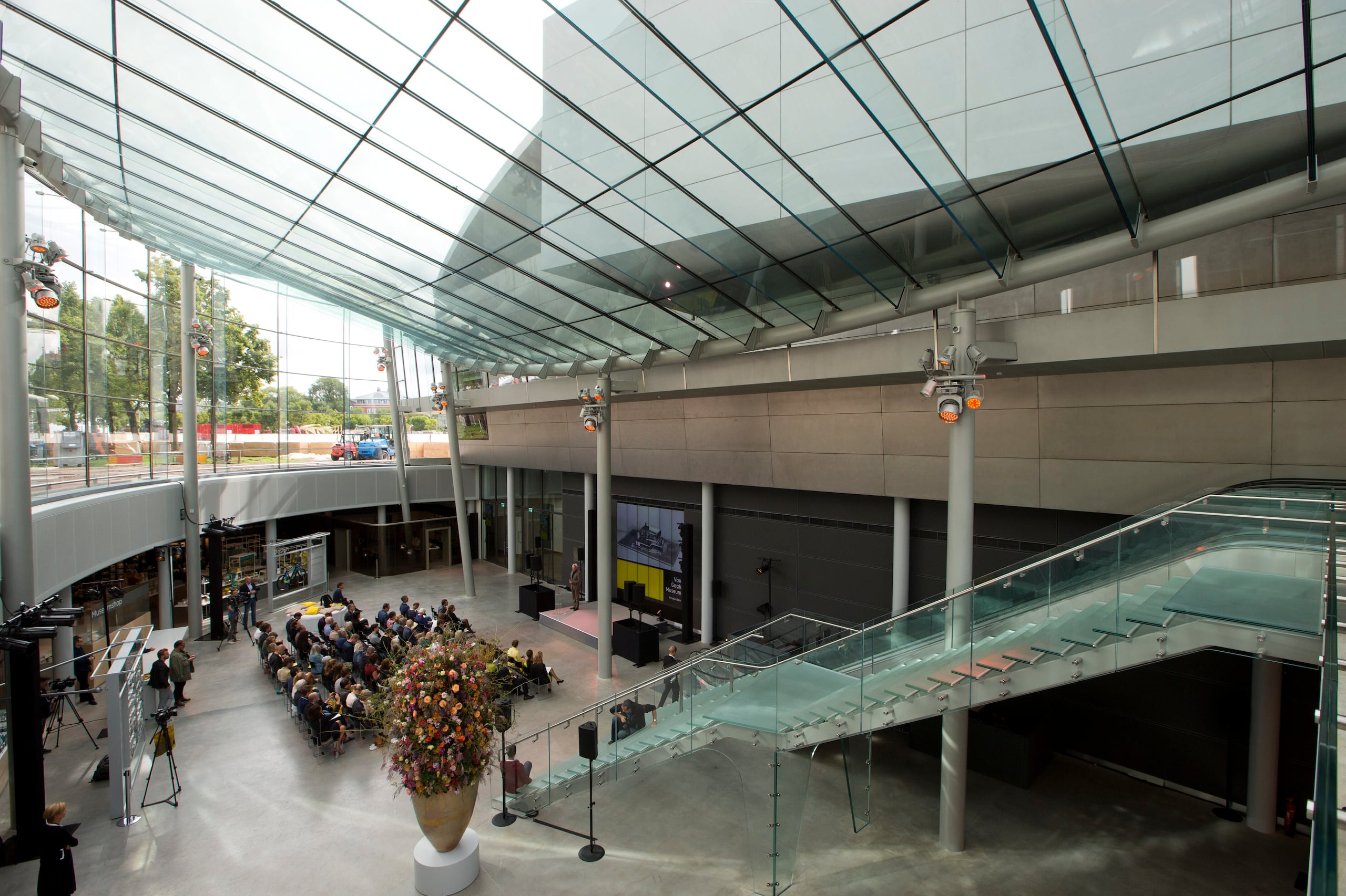 Vista de la entrada al Museo Van Gogh en Ámsterdam, Países Bajos.