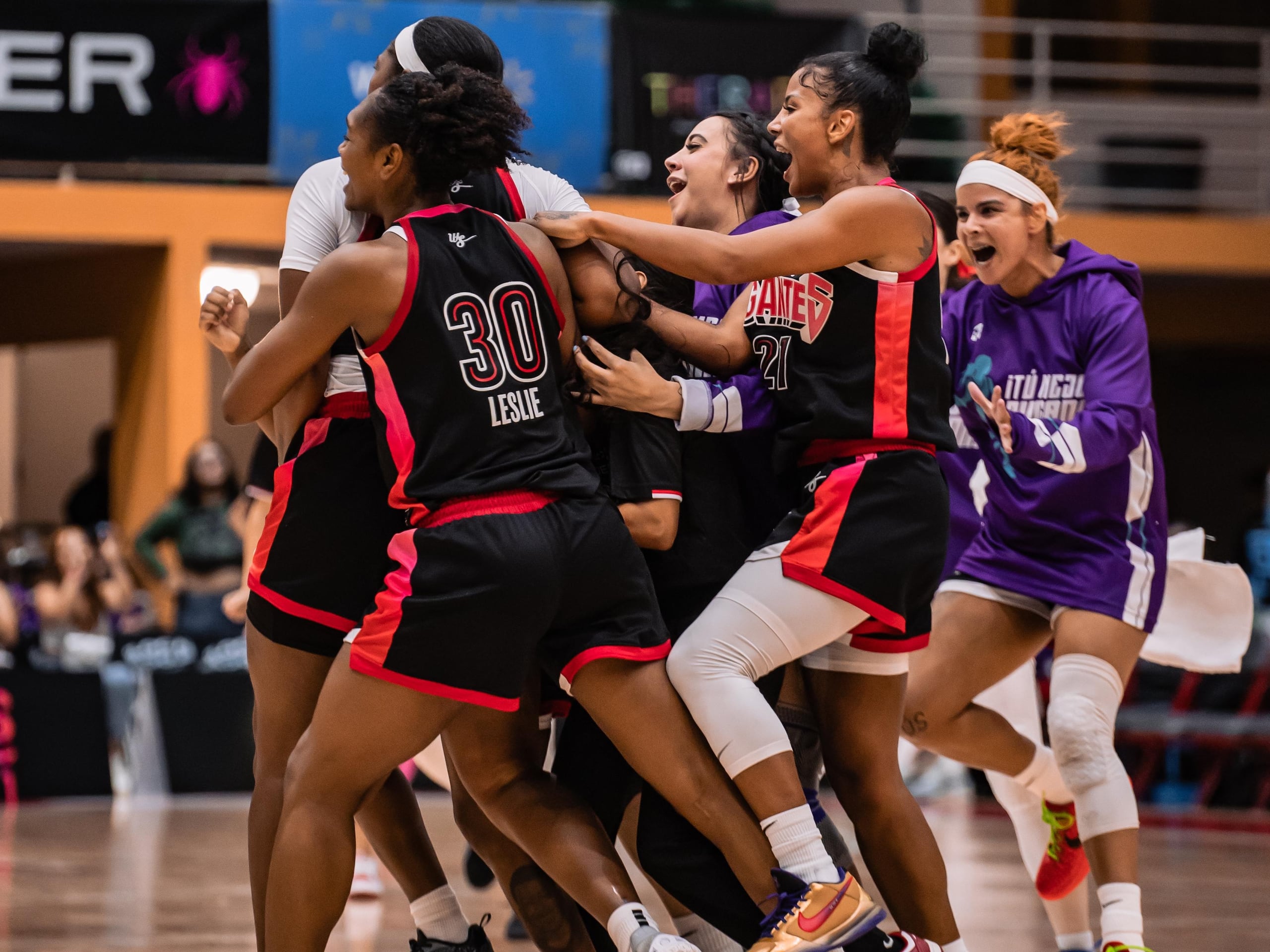 Las Gigantes celebran en el centro del tabloncillo del Coliseo Guillermo Angulo, luego del canasto en el último segundo de Teana Muldrow.