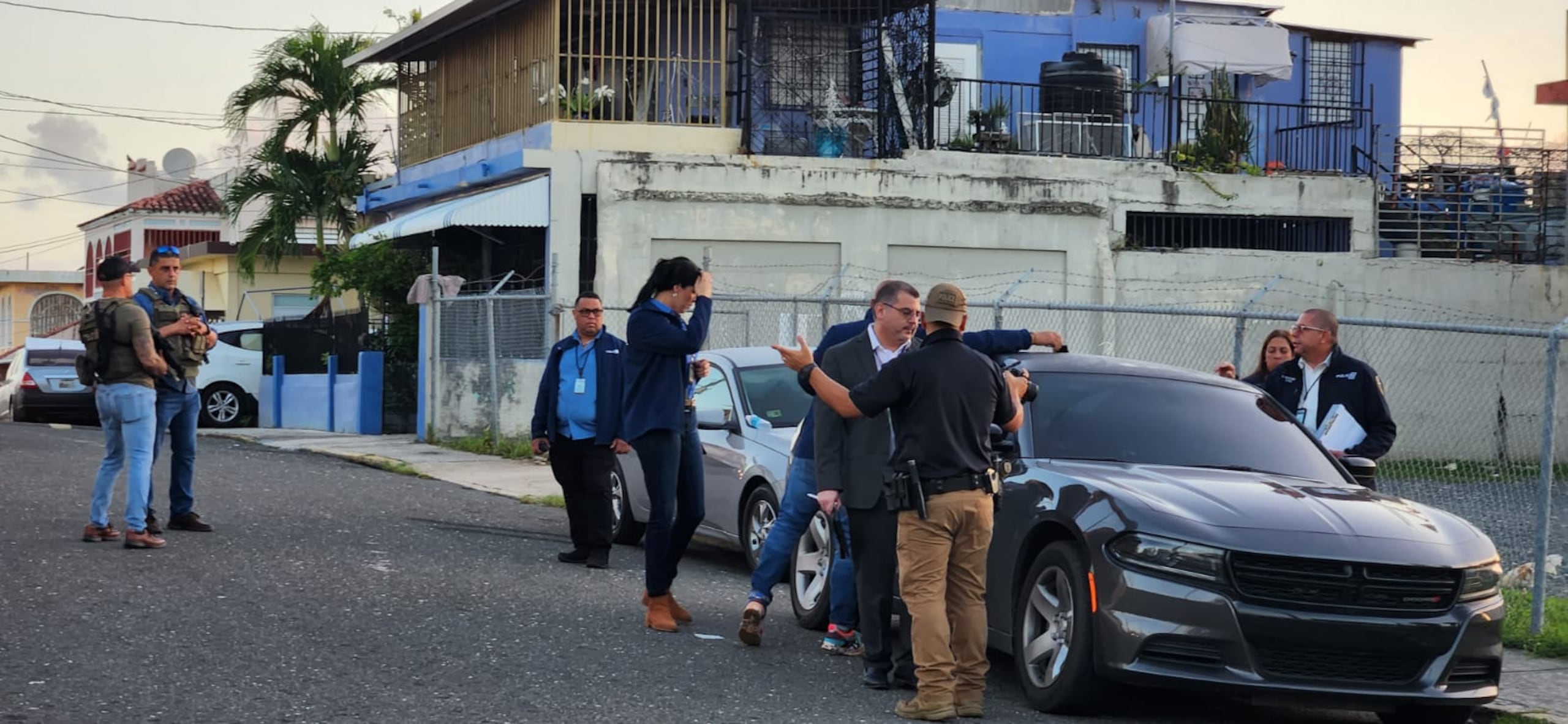 Agentes de la División de Crímenes Mayores y del Departamento de Justicia este jueves en la escena donde mataron al trapero Kevin Fret.