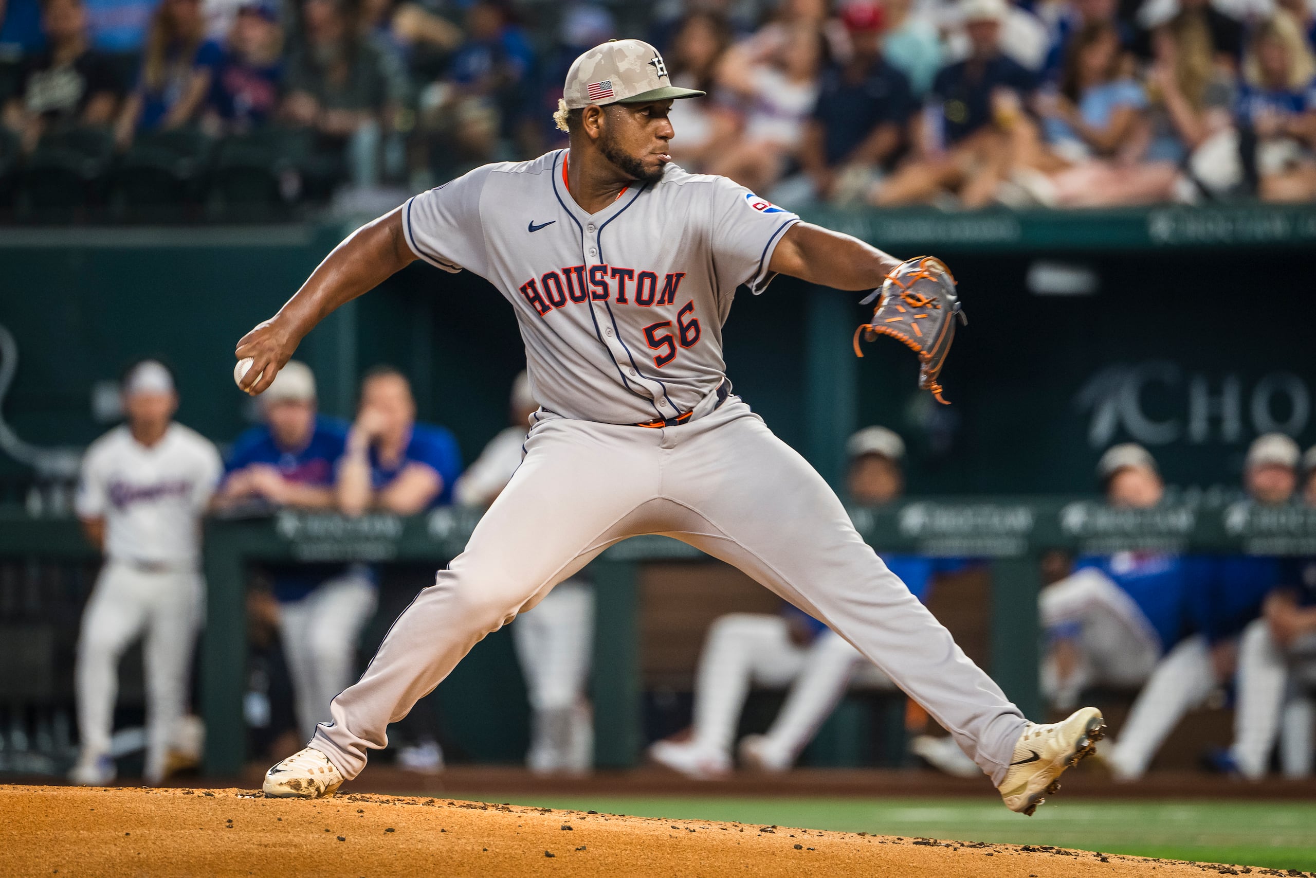 Ronel Blanco, de los Astros de Houston, lanza ante los Rangers de Texas, el sábado 17 de mayo de 2025.