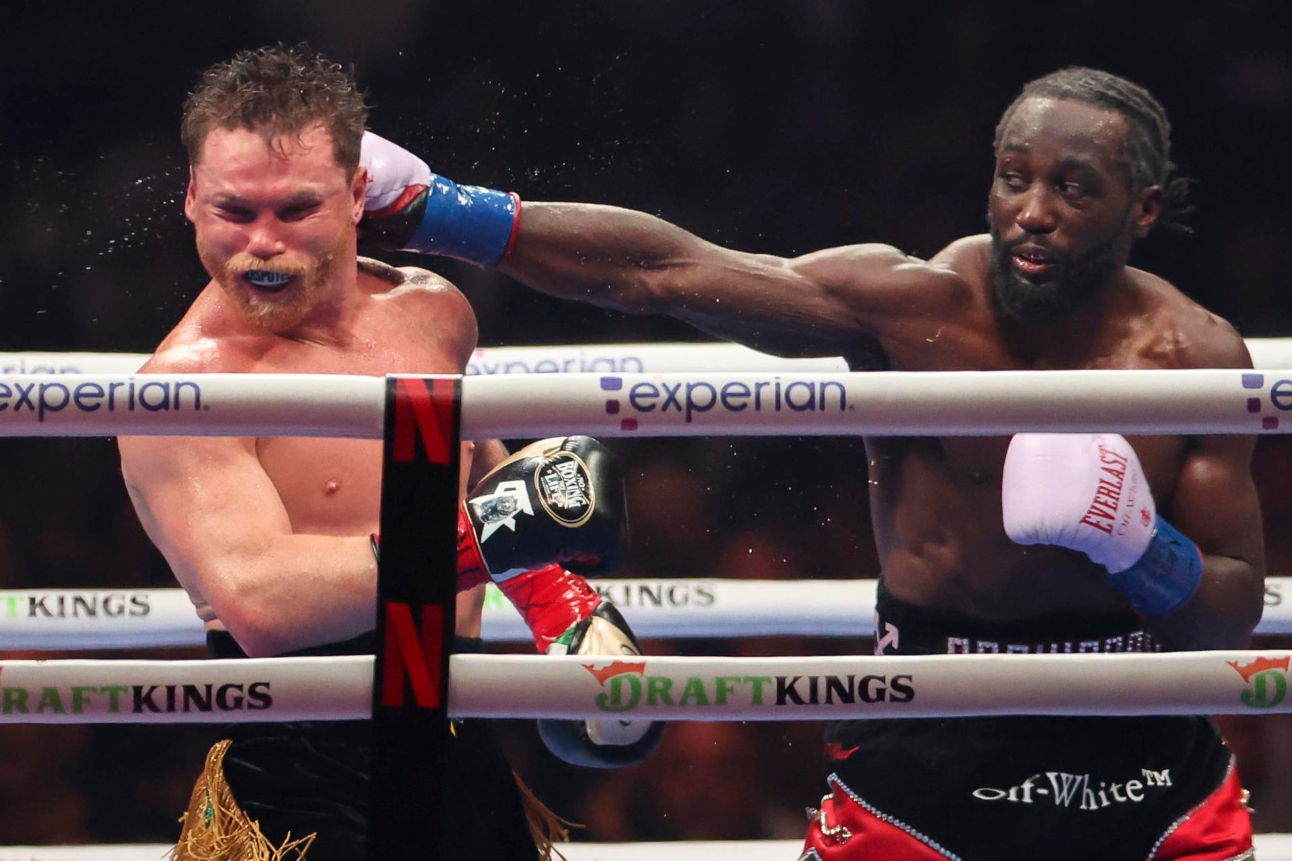 Terence Crawford y Canelo Álvarez. EFE/EPA/IAN MAULE