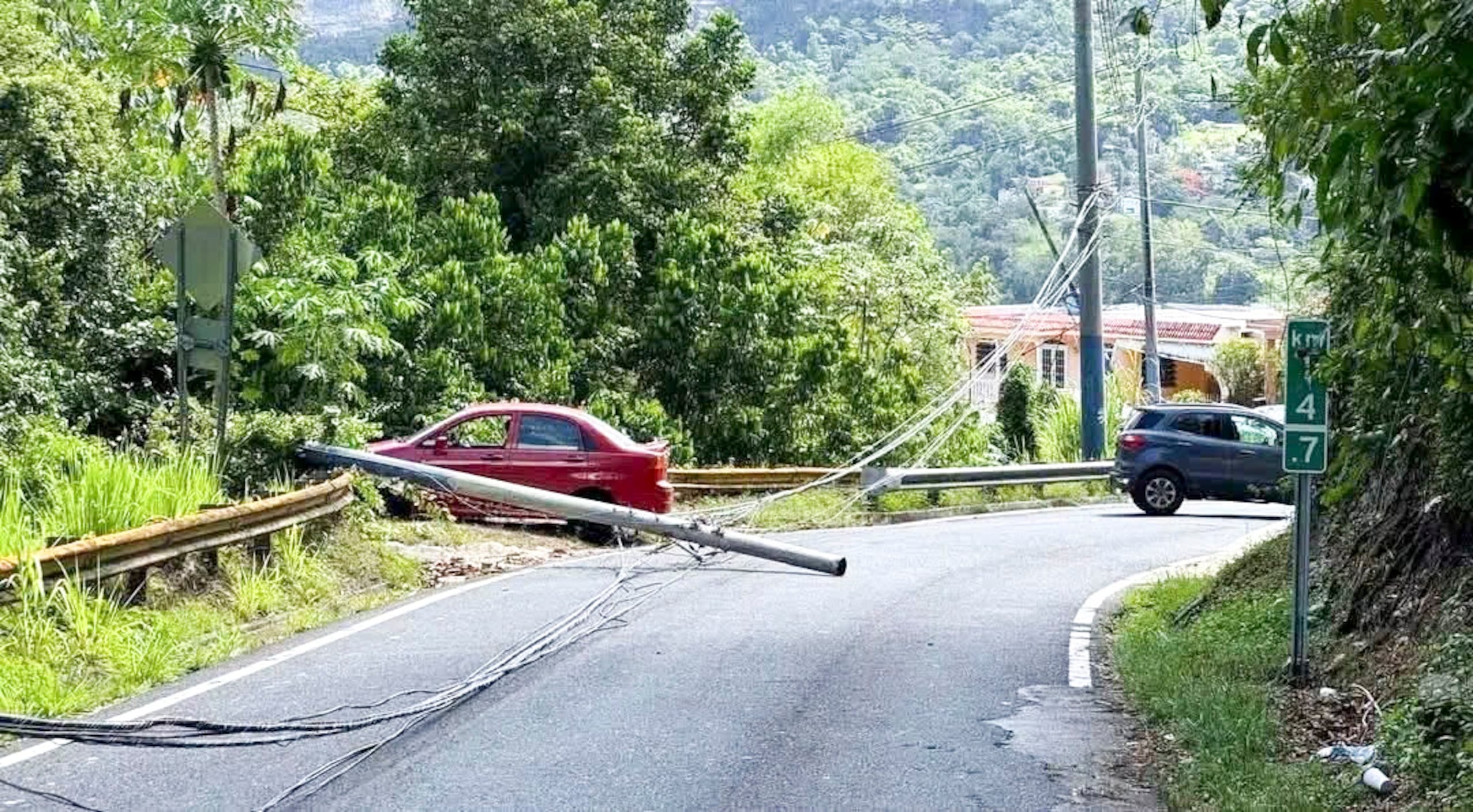 Un camión derribó dos postes y sus cables en el kilómetro 14.5 de la carretera PR-149, en el barrio Jaguas de Ciales.