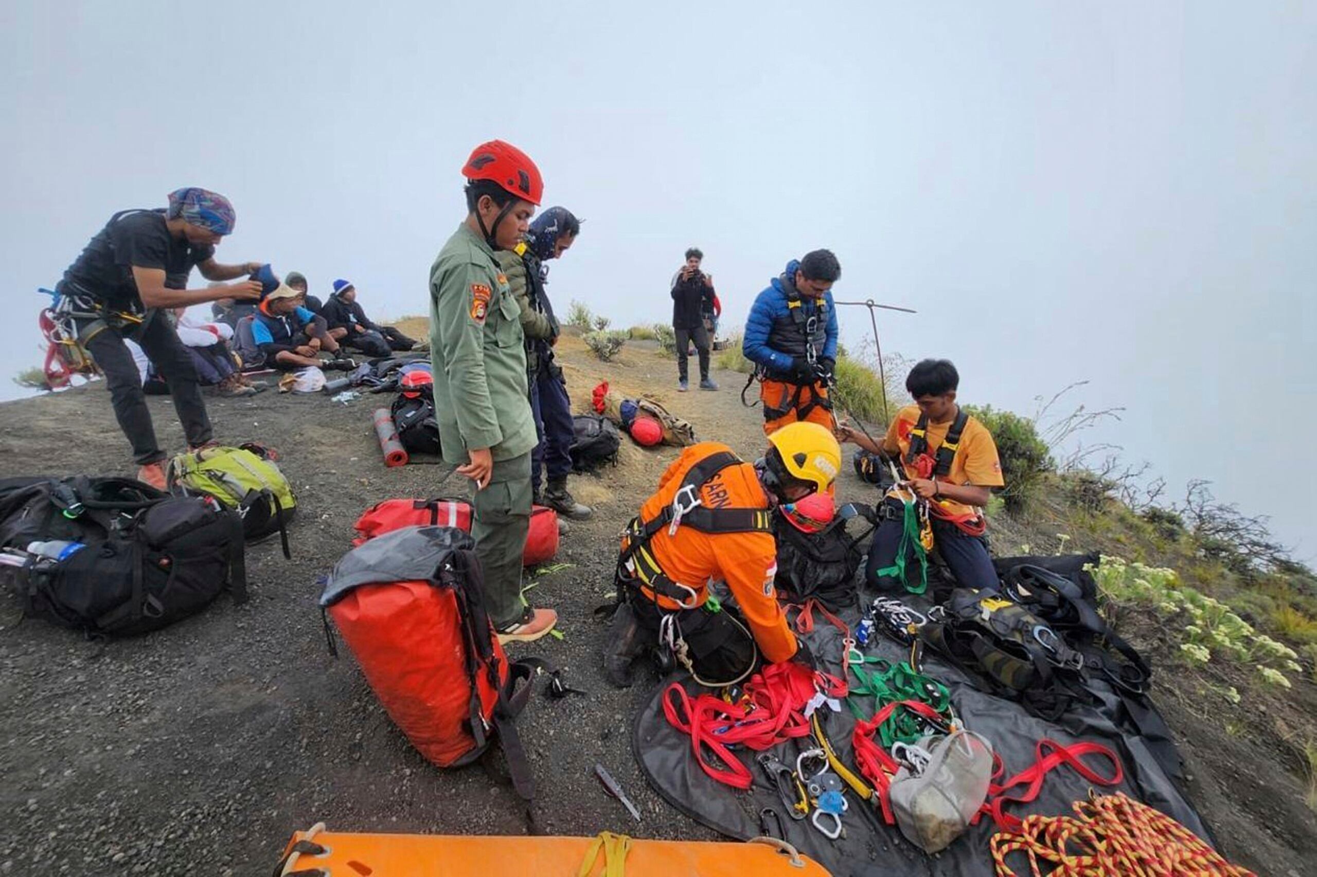 Foto sin fecha difundida por la agencia de rescates de Indonesia (BASARNAS) el 24 de junio del 2025, que muestra a rescatistas preparándose para tratar de rescatar a la turista brasileña Juliana Marins que se cayó del Monte Rinjani en Lombok, Indonesia. (BASARNAS via AP)
