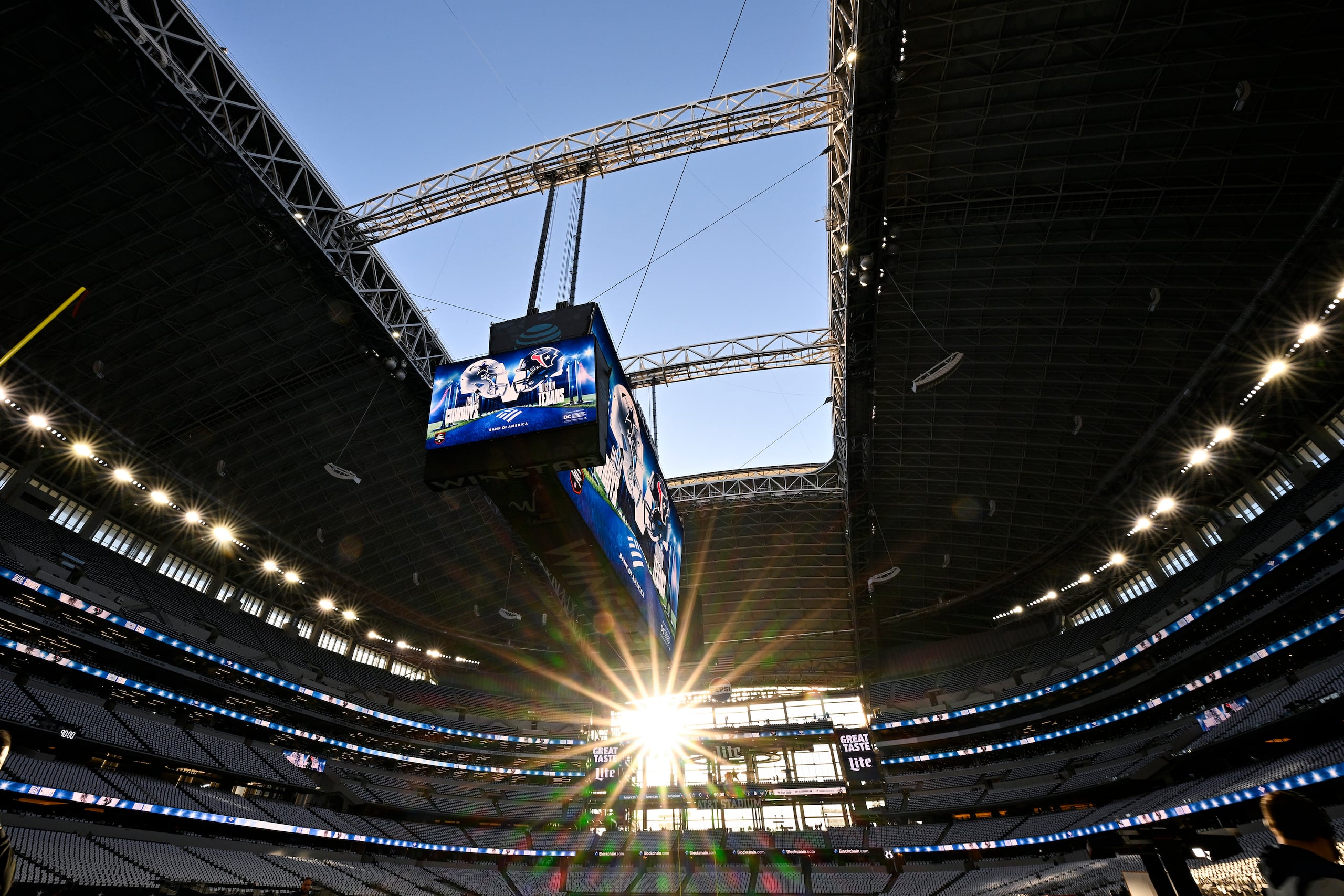 El techo se ve abierto en el AT&T Stadium antes de un partido de fútbol americano de la NFL entre los Cowboys de Dallas y los Texans de Houston, el lunes 18 de noviembre de 2024, en Arlington. (AP Foto/Jerome Miron)