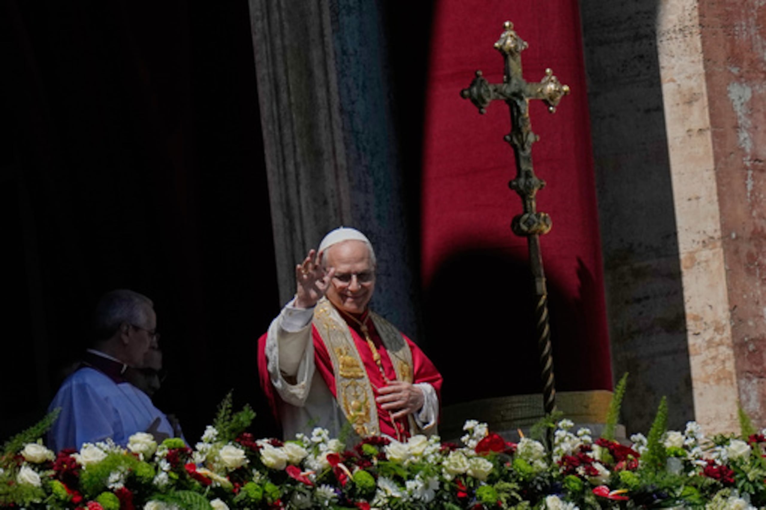 El Papa León XIV se dirige a los fieles tras pronunciar la bendición Urbi et Orbi -que en latín significa "a la ciudad de Roma y al mundo"- desde la logia central de la Basílica de San Pedro al final de la Misa de Pascua que presidió en la Plaza de San Pedro del Vaticano, el domingo 5 de abril de 2026. (AP Photo/Alessandra Tarantino)