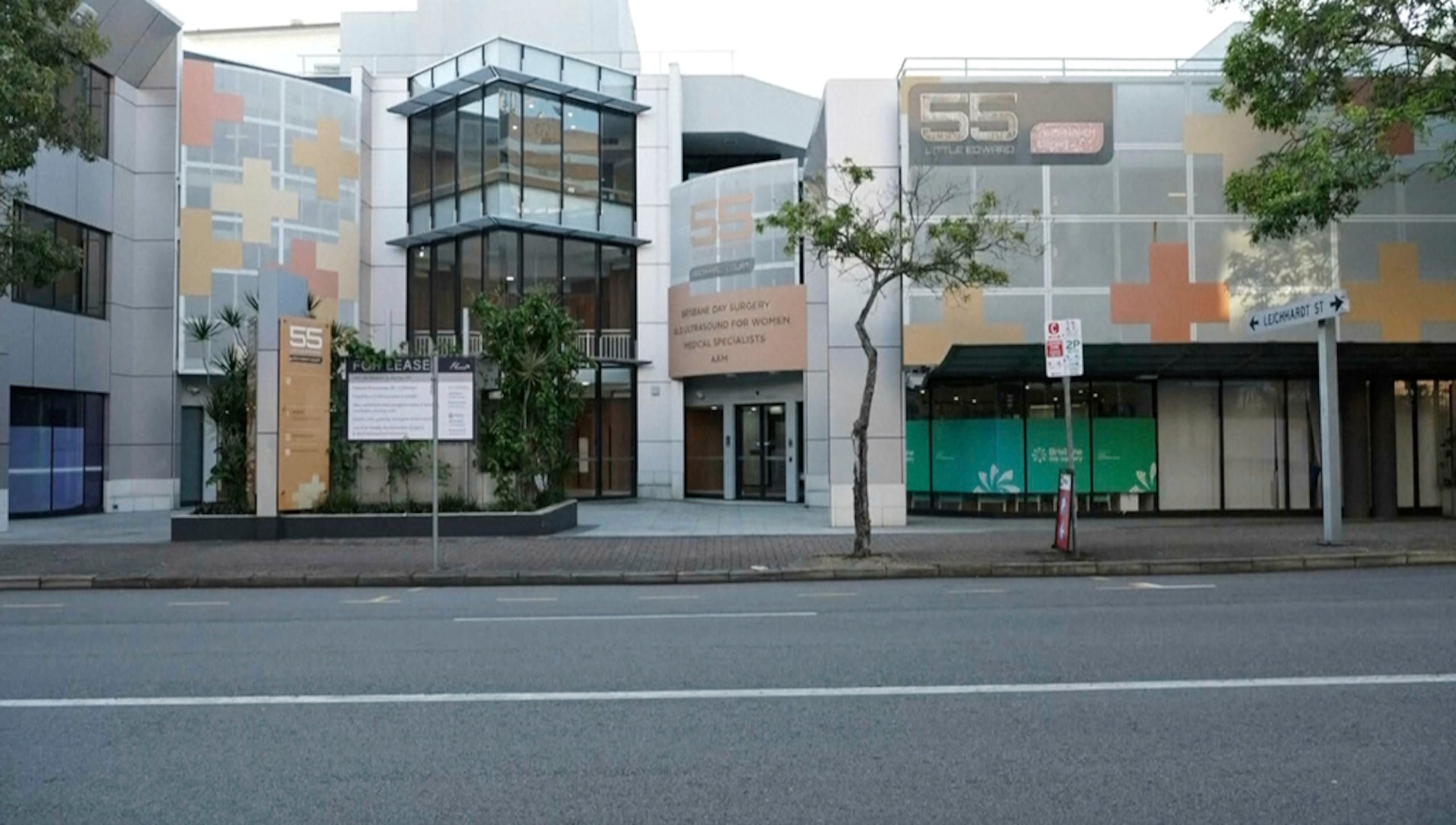 En esta imagen, tomada de un video, se muestra el exterior de la clínica de Monash IVF en Brisbane, Australia, el viernes 11 de abril de 2025.