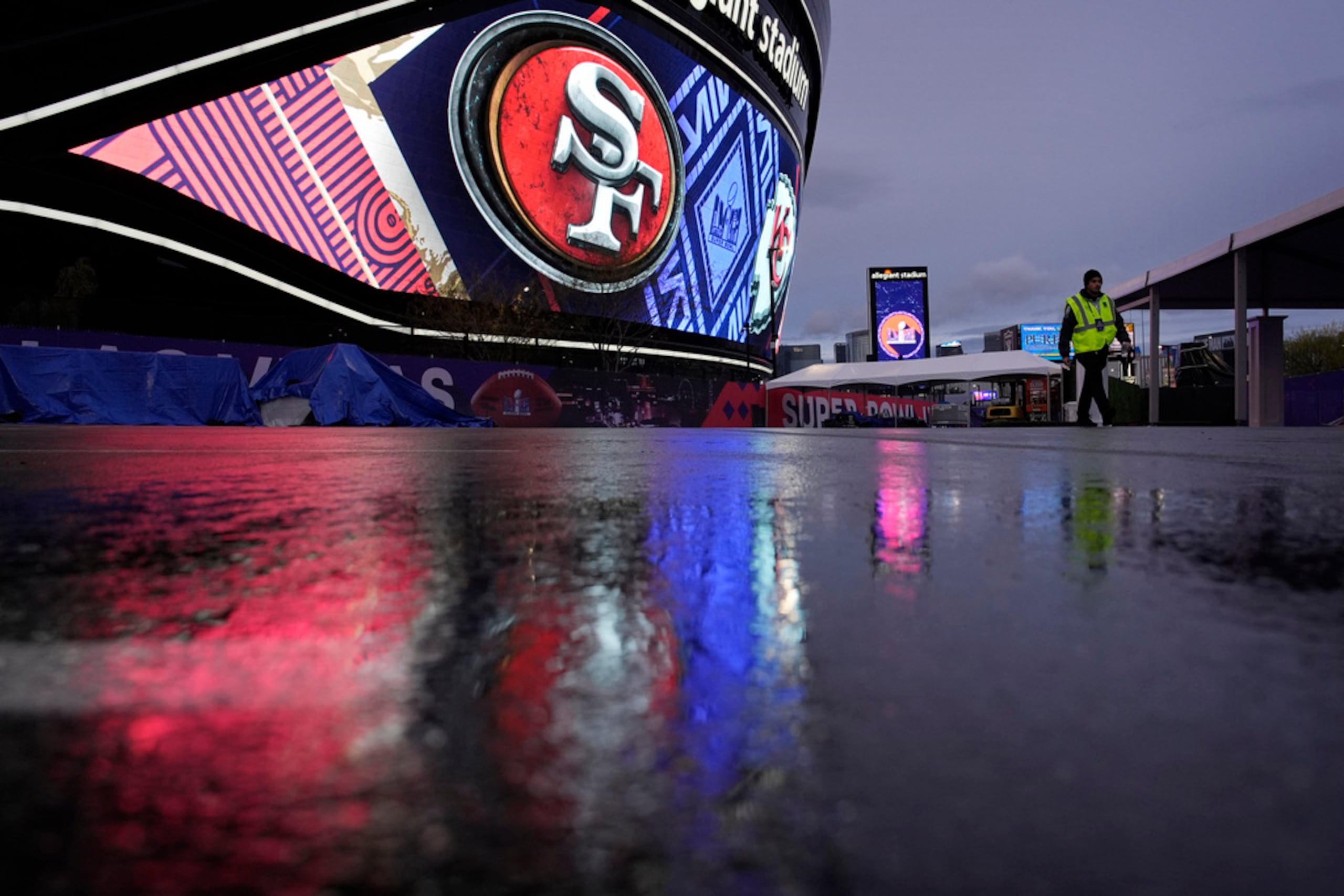 Un guardia de seguridad camina frente al Estadio Allegiant, sede del Super Bowl 58 en Las Vegas.