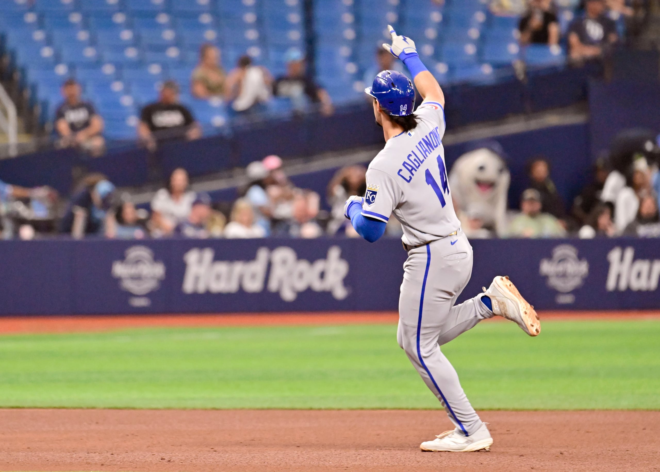 Jac Caglianone, de los Royals de Kansas City, recorre las bases tras conectar un jonrón de dos carreras.