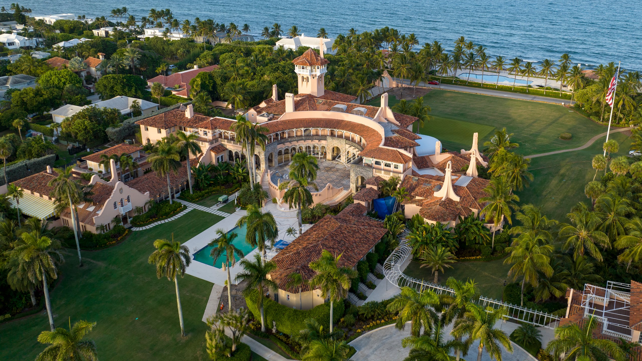 Vista aérea de la mansión Mar-a-Lago del presidente Donald Trump en Florida.