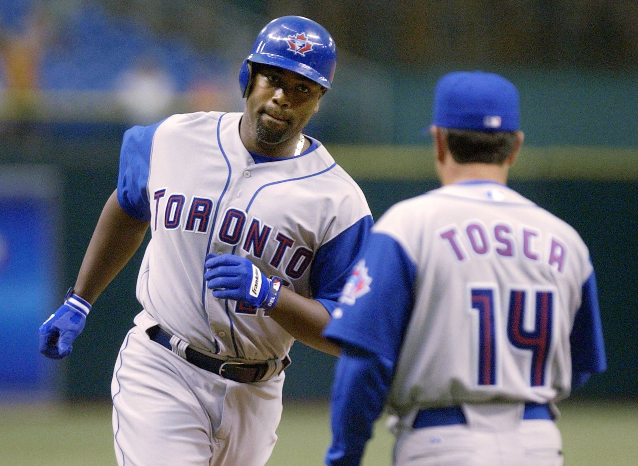 El puertorriqueño Carlos Delgado logró sacudir cuatro cuadrangulares en un mismo partido en el año 2003 vistiendo el uniforme de los Blue Jays. (AP)