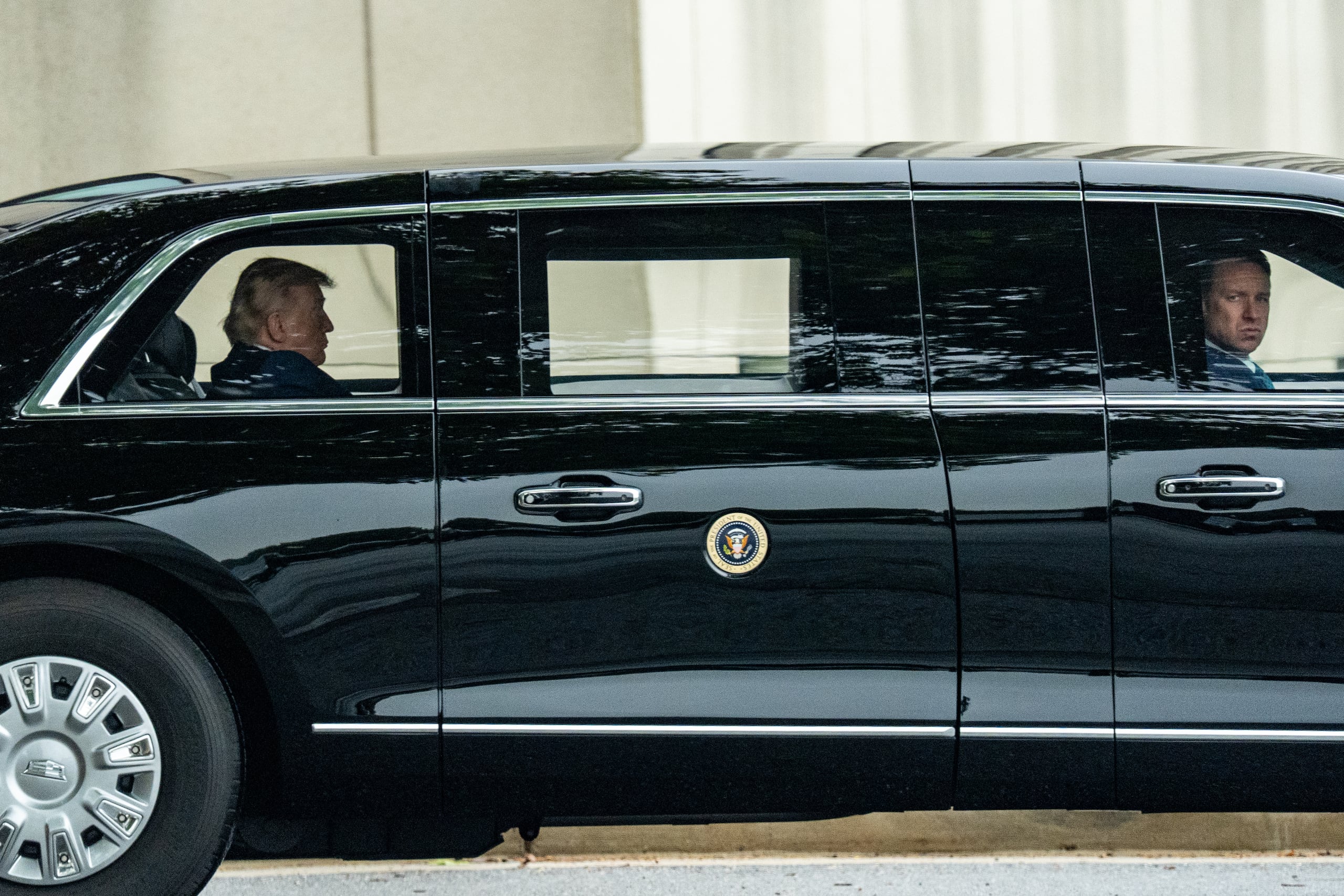 Imágenes de hematomas en ambas manos de Trump, una extraña erupción en su cuello e incluso eventos en los que aparentemente se ha quedado dormido en público, han disparado las especulaciones sobre su salud.