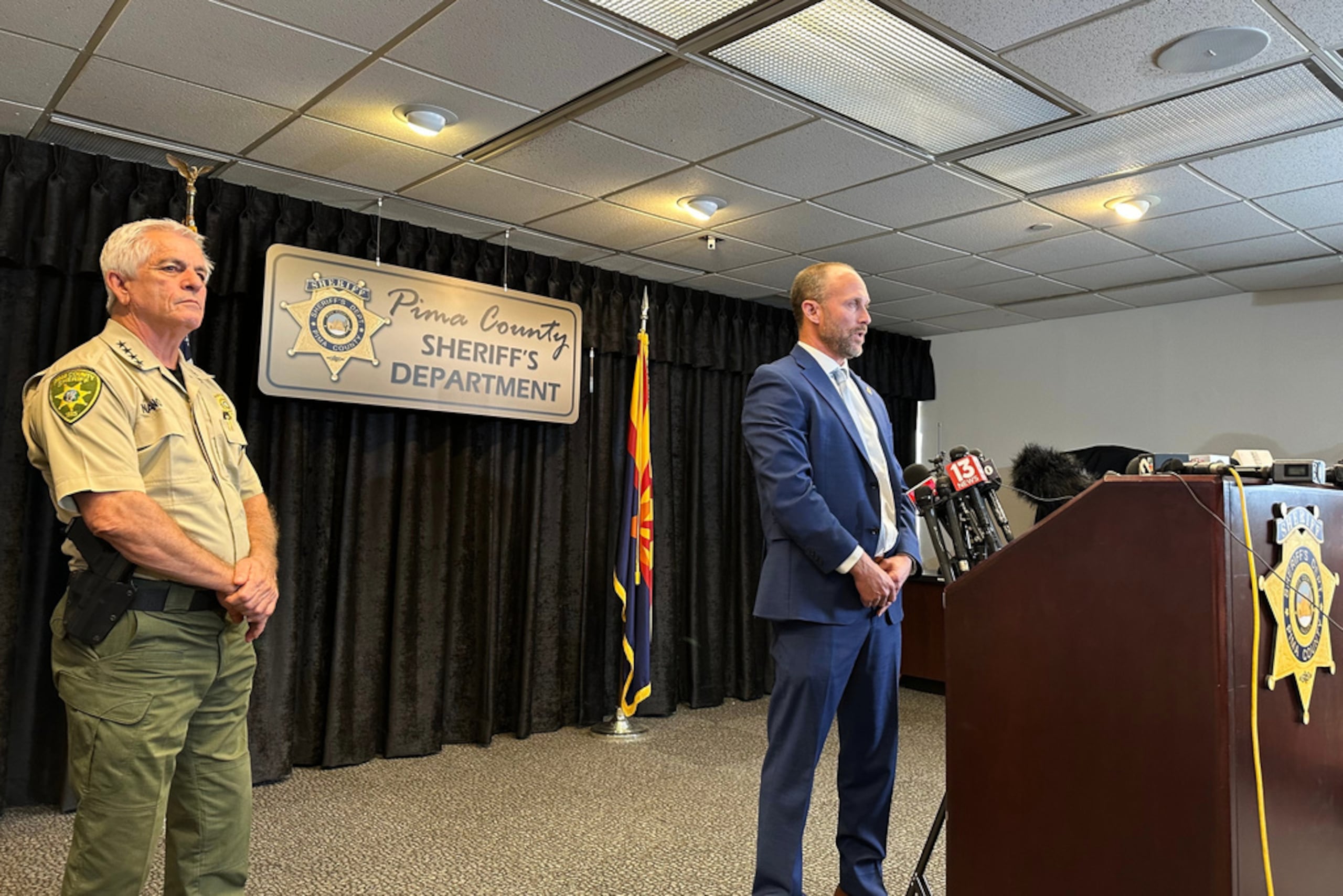 El alguacil del condado de Pima, Chris Nanos, y el agente especial adjunto del FBI, Jon Edwards, hablan en una conferencia de prensa el 3 de febrero de 2026 en Tucson, Arizona, para ofrecer actualizaciones sobre la desaparición de Nancy Guthrie.