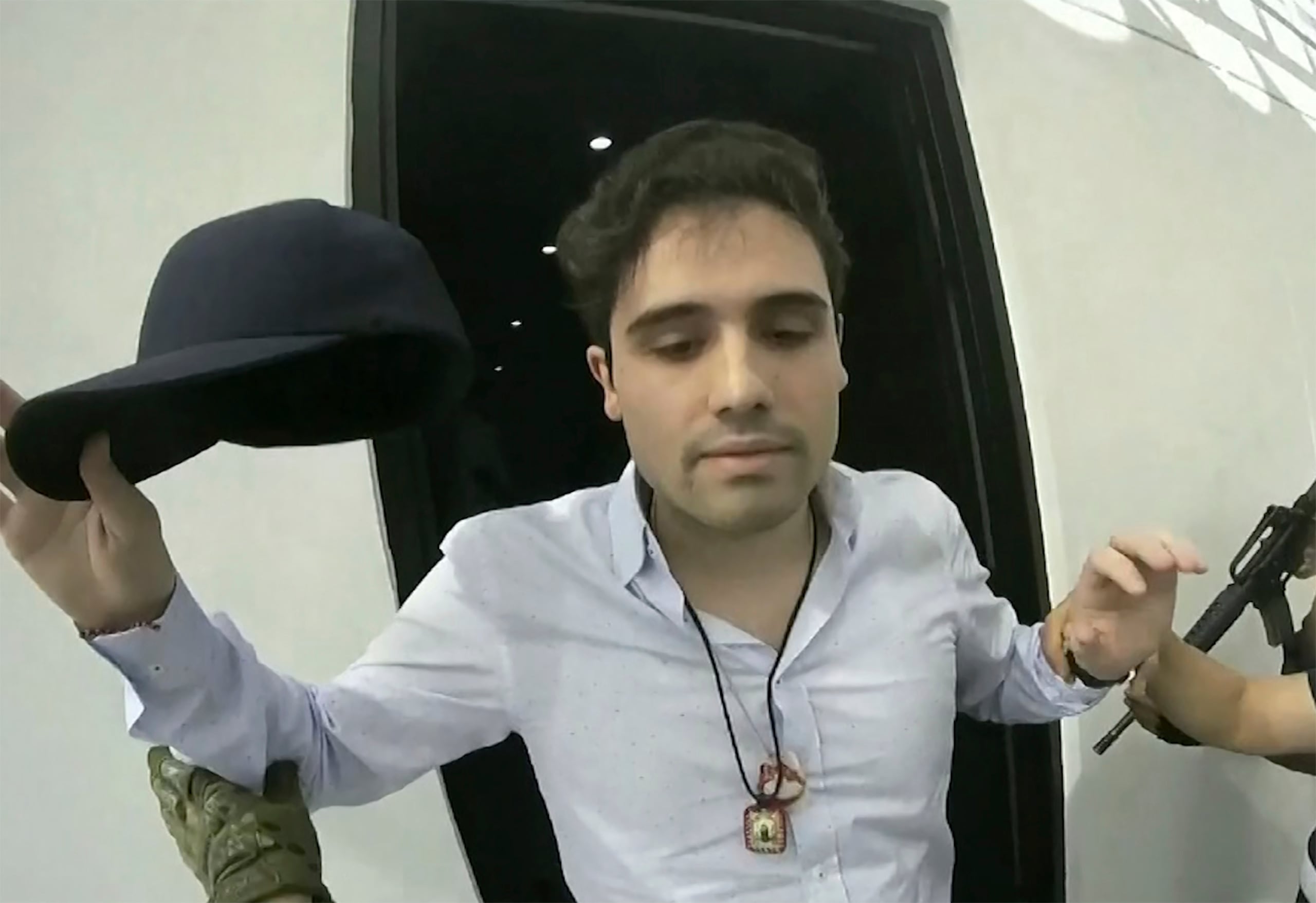 Esta imagen tomada de un video proporcionado por el gobierno de México muestra a Ovidio Guzmán López mientras es detenido en Culiacán, México, el 17 de octubre de 2019. (CEPROPIE vía AP/Archivo)