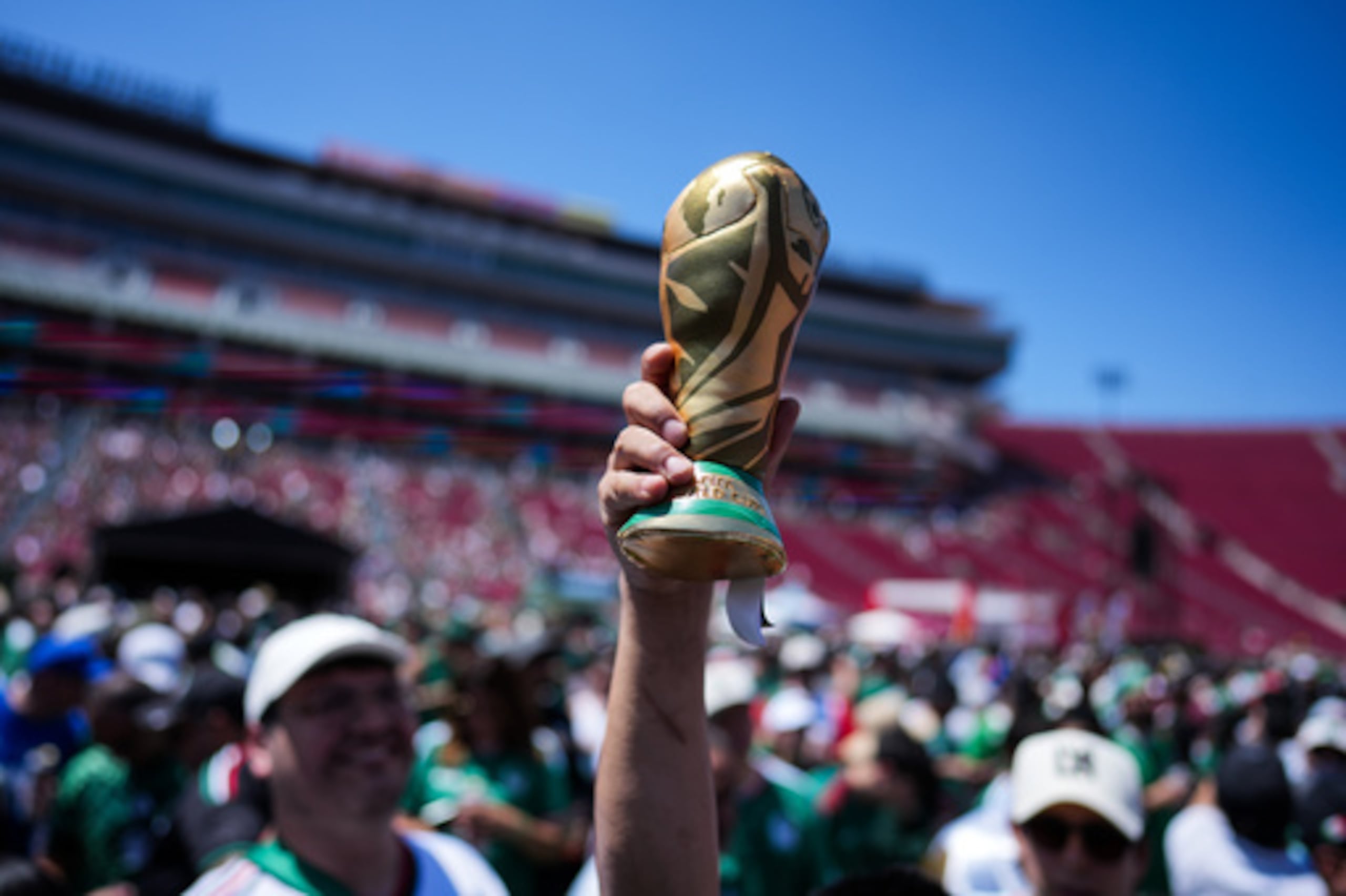 Un aficionado sostiene una réplica del trofeo de la Copa del Mundo en un festival para fanáticos.