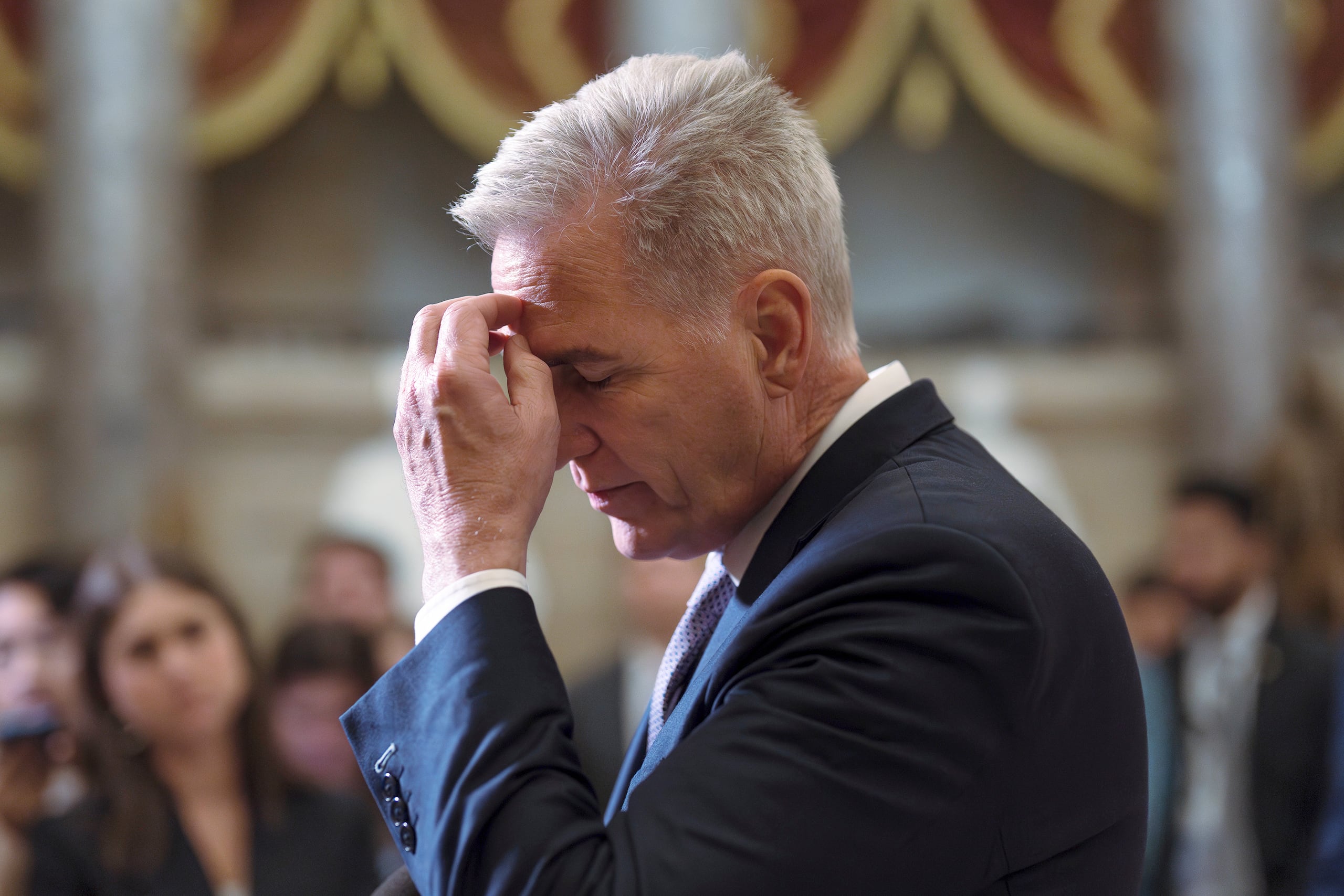 El presidente de la Cámara Federal, Kevin McCarthy, desistió de exigir fuertes recortes del gasto y utilizó votos demócratas para enviar el paquete al Senado.