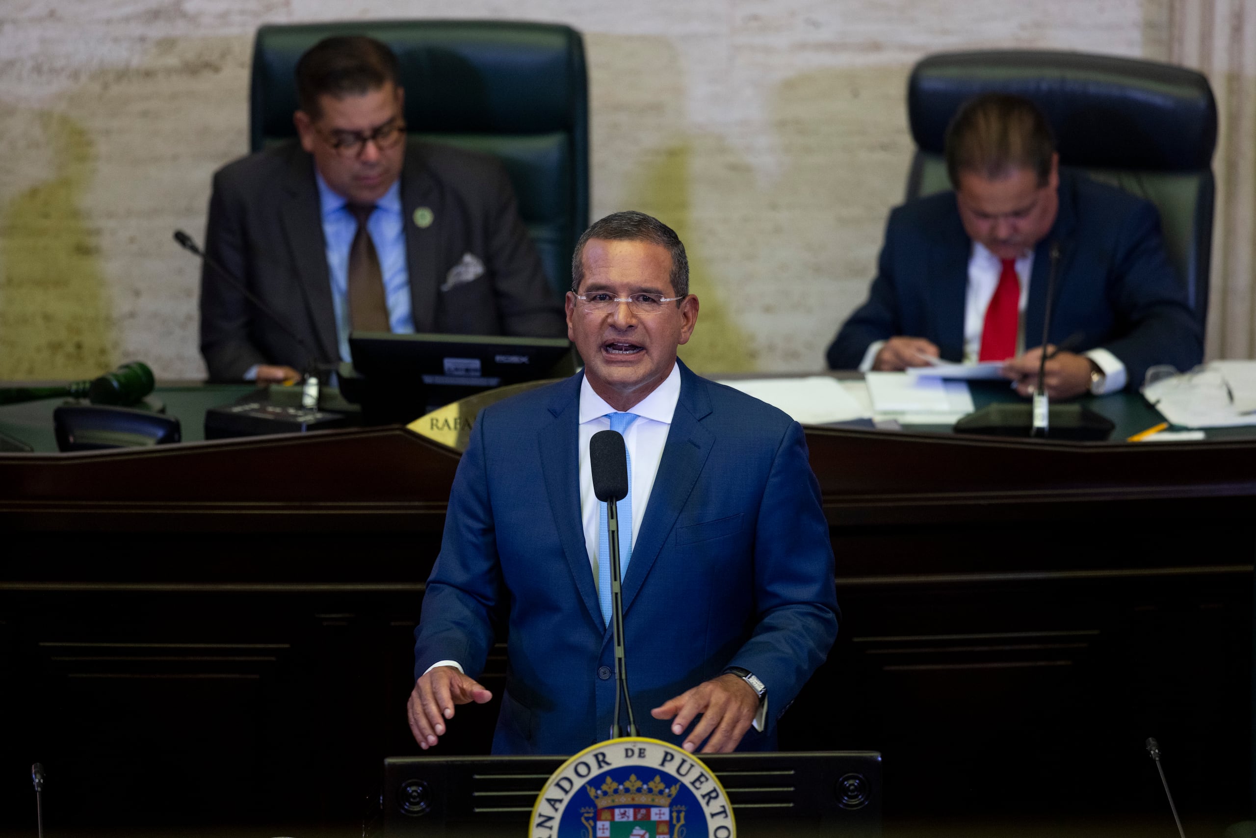 El mandatario fue recibido con vítores, aplausos y gritos de “cuatro años más”, al tiempo que se escucharon algunos abucheos desde las gradas.