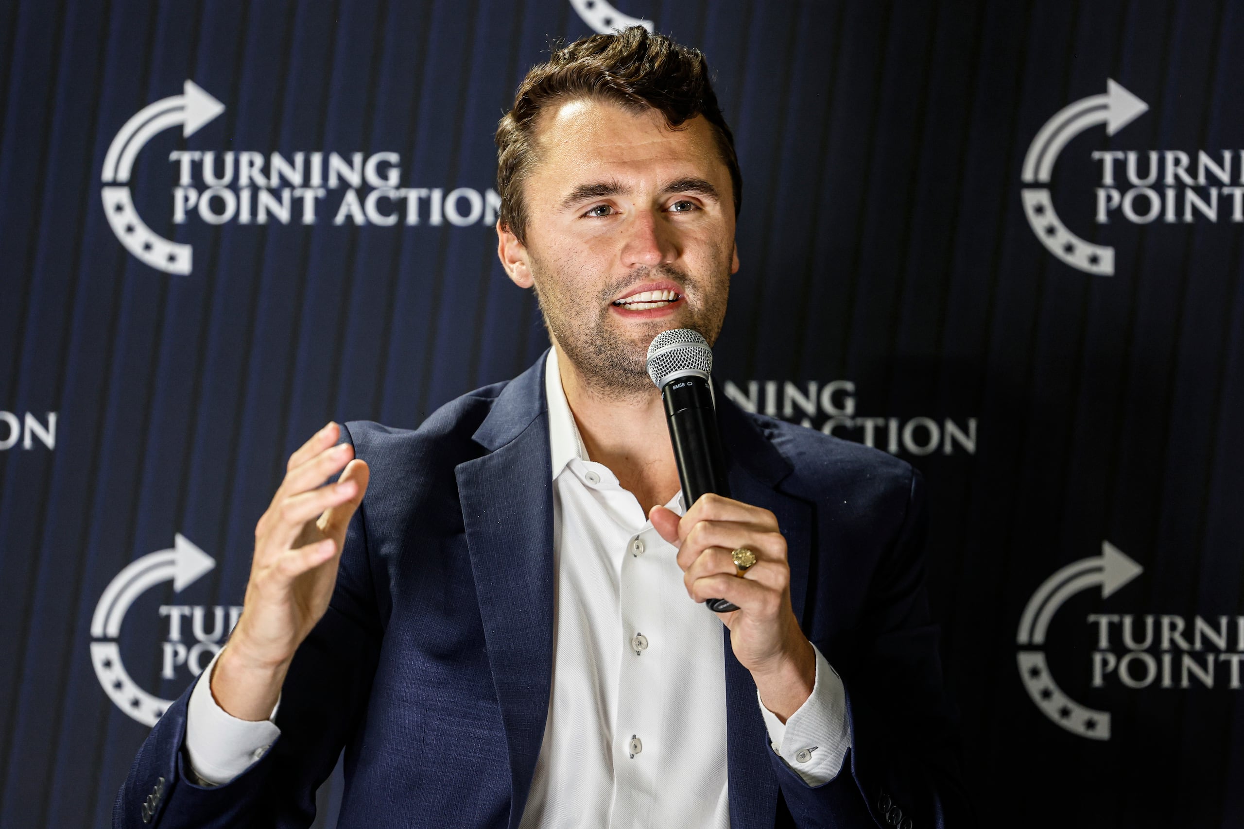 Charlie Kirk, director general y cofundador de la organización juvenil conservadora Turning Point USA, habla durante una reunión pública el 17 de marzo de 2025 en Oconomowoc, Wisconsin.