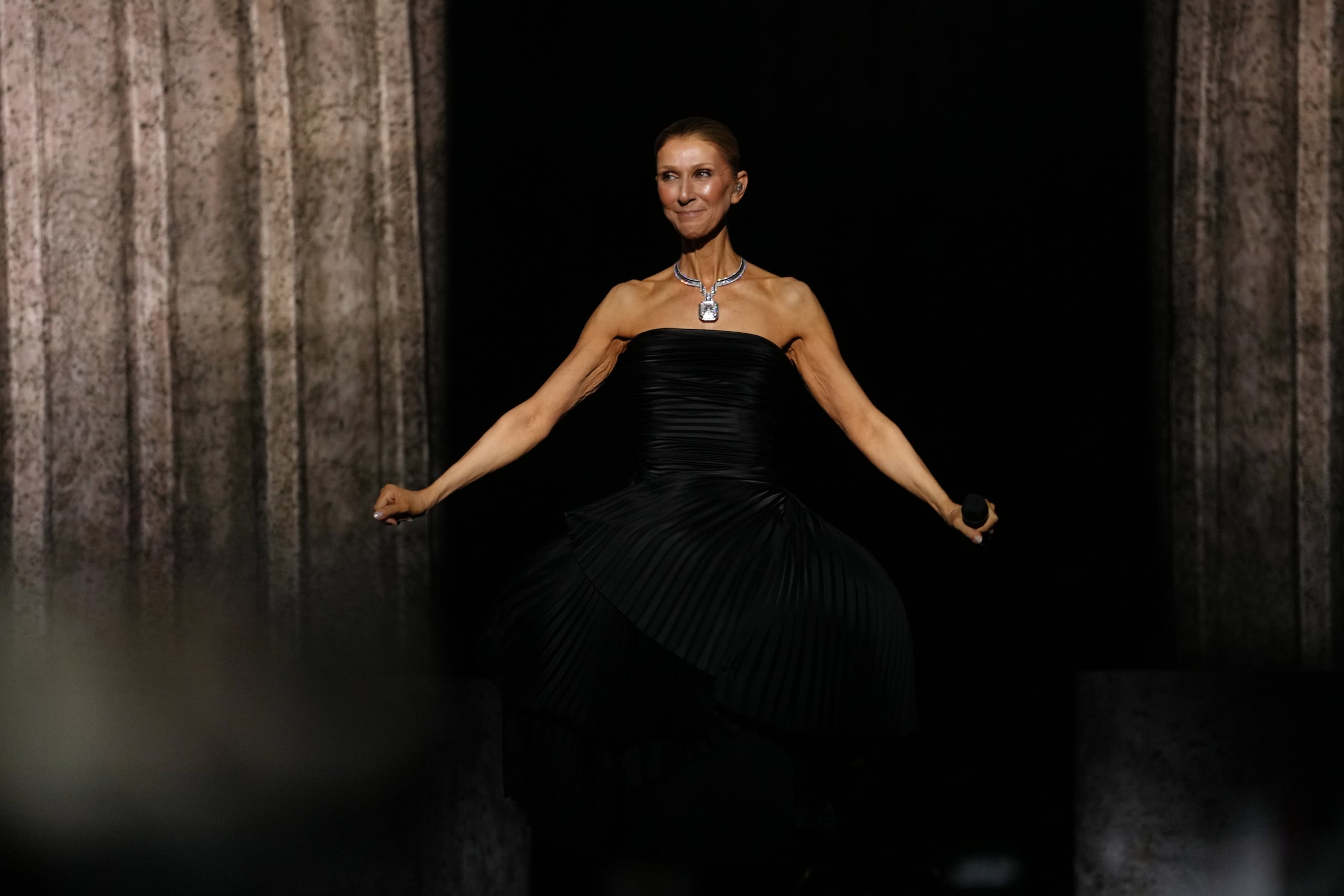 Celine Dion inició su residencia en el Plenitude Arena en Nanterre en París ante unos 35 mil espectadores.