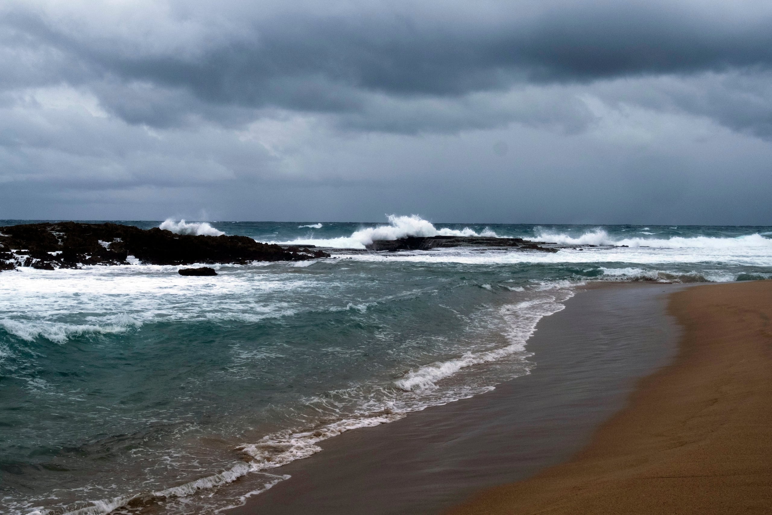 Estas condiciones pueden provocar erosión costera, inundaciones menores a moderadas en zonas bajas y un alto riesgo de resacas que pueden arrastrar incluso a los nadadores más experimentados.