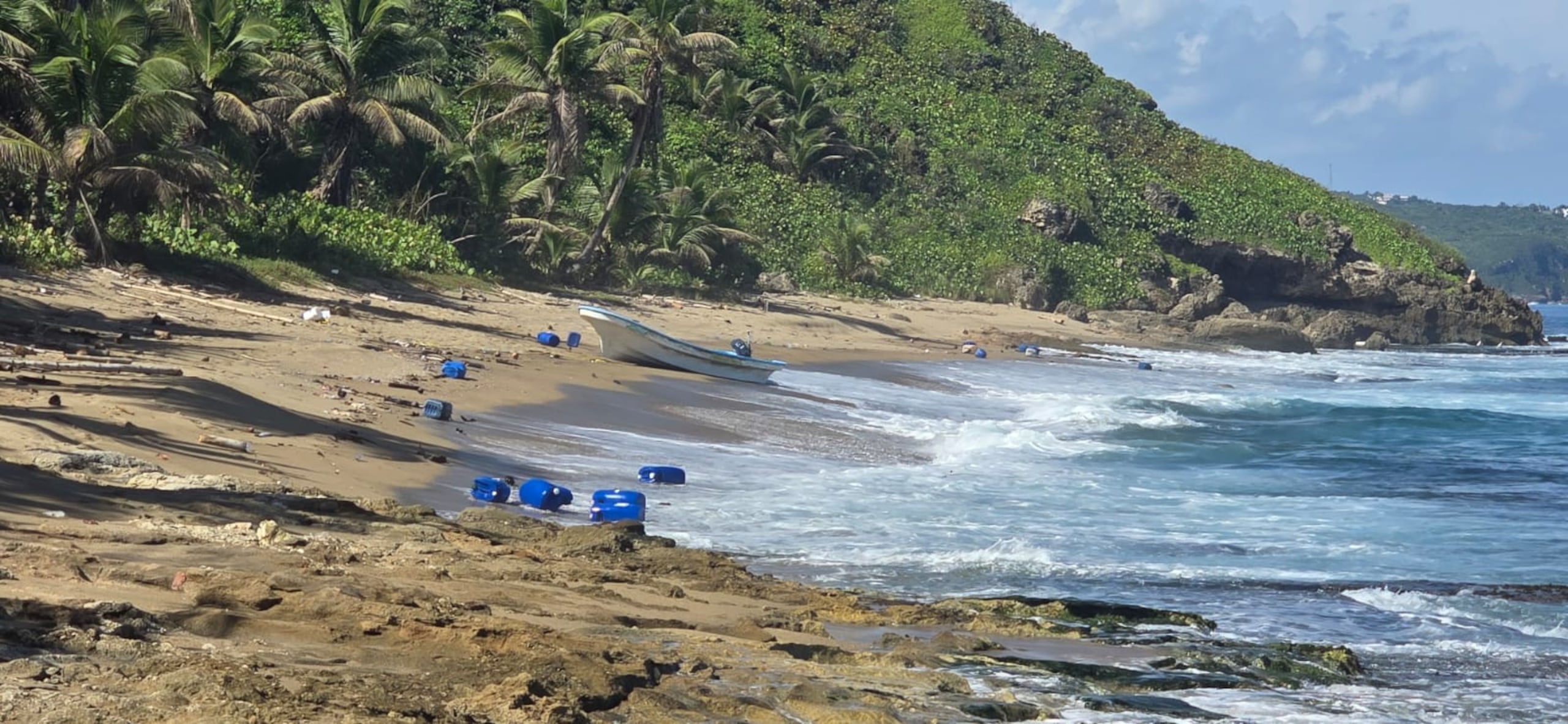 La embarcación abandonada fue encontrada a orillas de la playa que ubica en el barrio Yeguada, en Camuy.