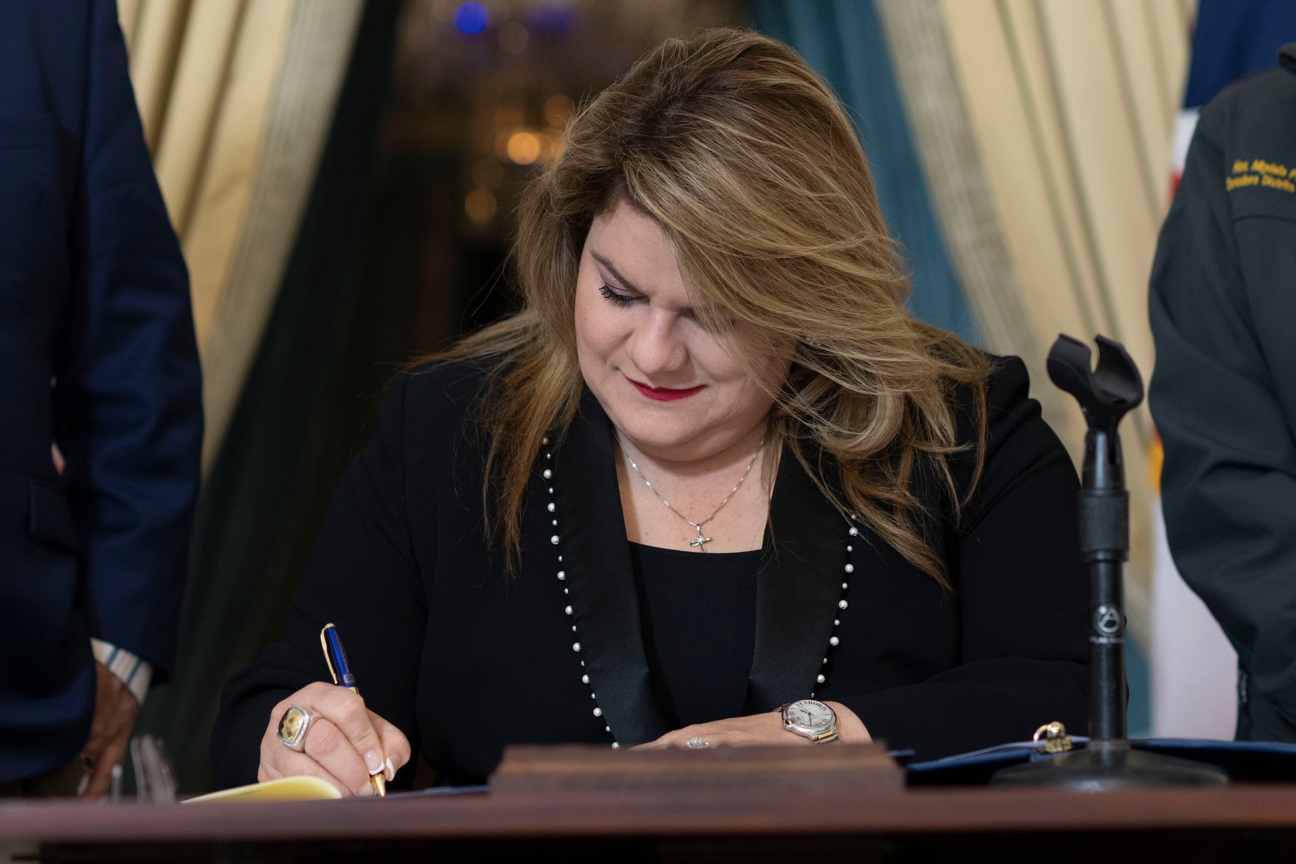 La gobernadora Jenniffer González Colón, estampa su firma en una medida legislativa. (Archivo / GFR Media)