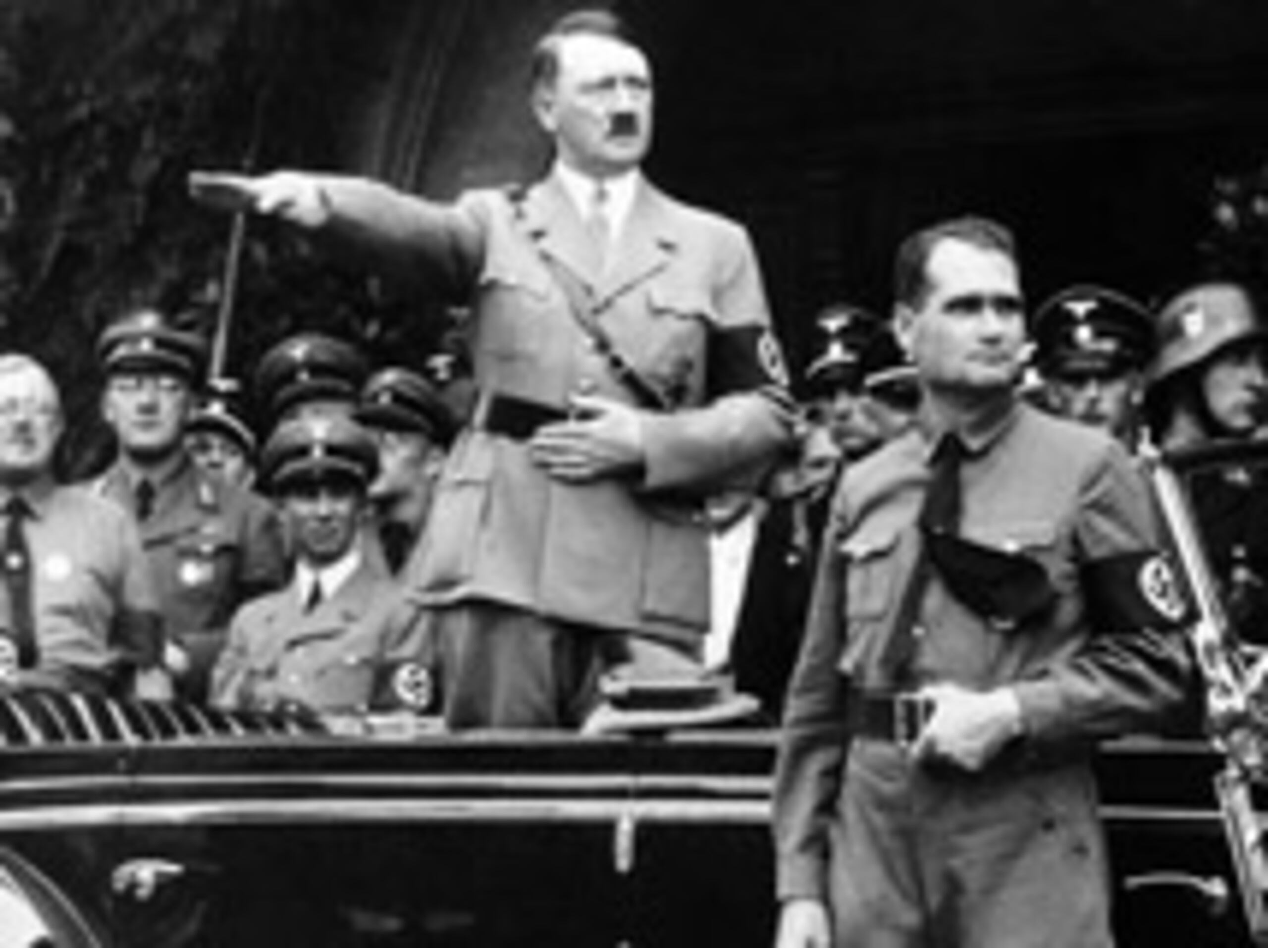 Basti, quien ha escrito varios libros sobre el tema incluye las imágenes en un nuevo libro titulado Las Fotos de Hitler después de la Guerra.