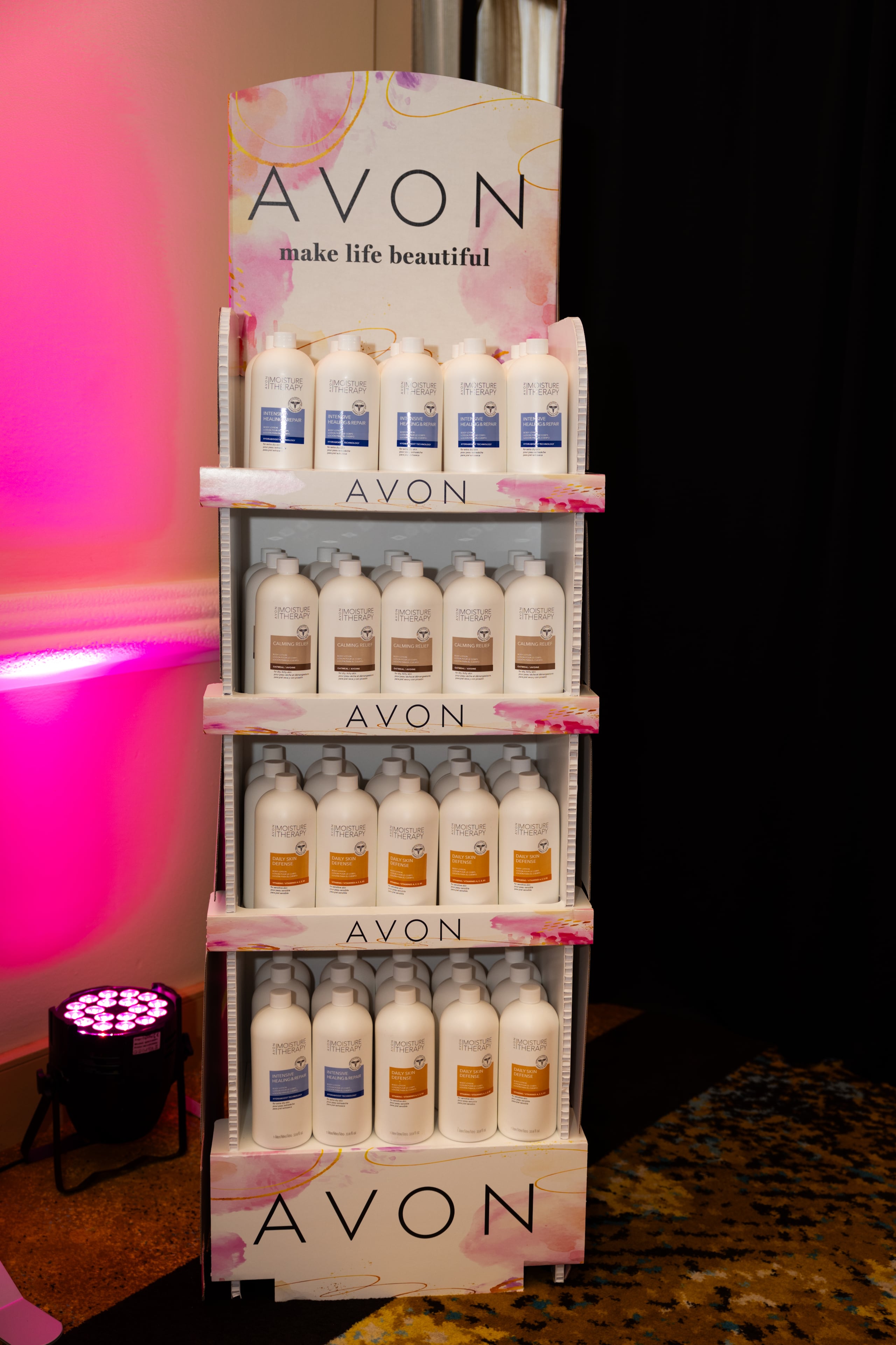 La variada línea de productos de Avon ha comenzado a reintroducirse por fases, iniciando con los desodorantes Roll-On y otros artículos para el cuidado de la piel, fragancias y de cuidado personal.