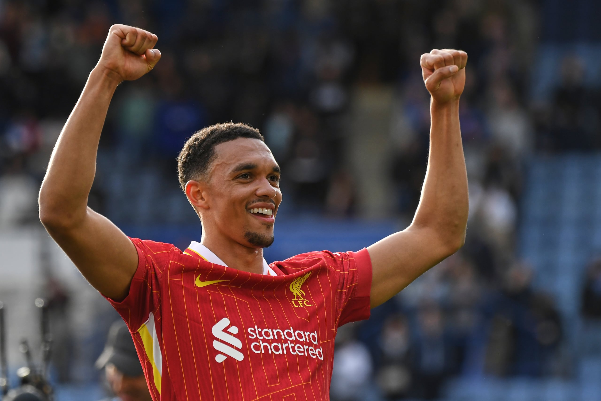 Trent Alexander-Arnold, de Liverpool, celebra al final del partido contra Leicester City en la Liga Premier, el domingo 30 de abril de 2025, en Leicester. (AP Foto/Rui Vieira)