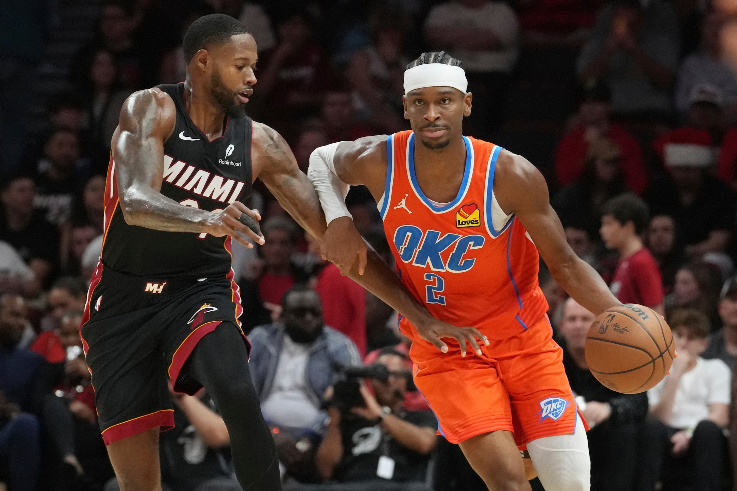 Haywood Highsmith (24), del Heat, persigue a Shai Gilgeous-Alexander (2) del Thunder, durante la acción de un partido el pasado viernes.