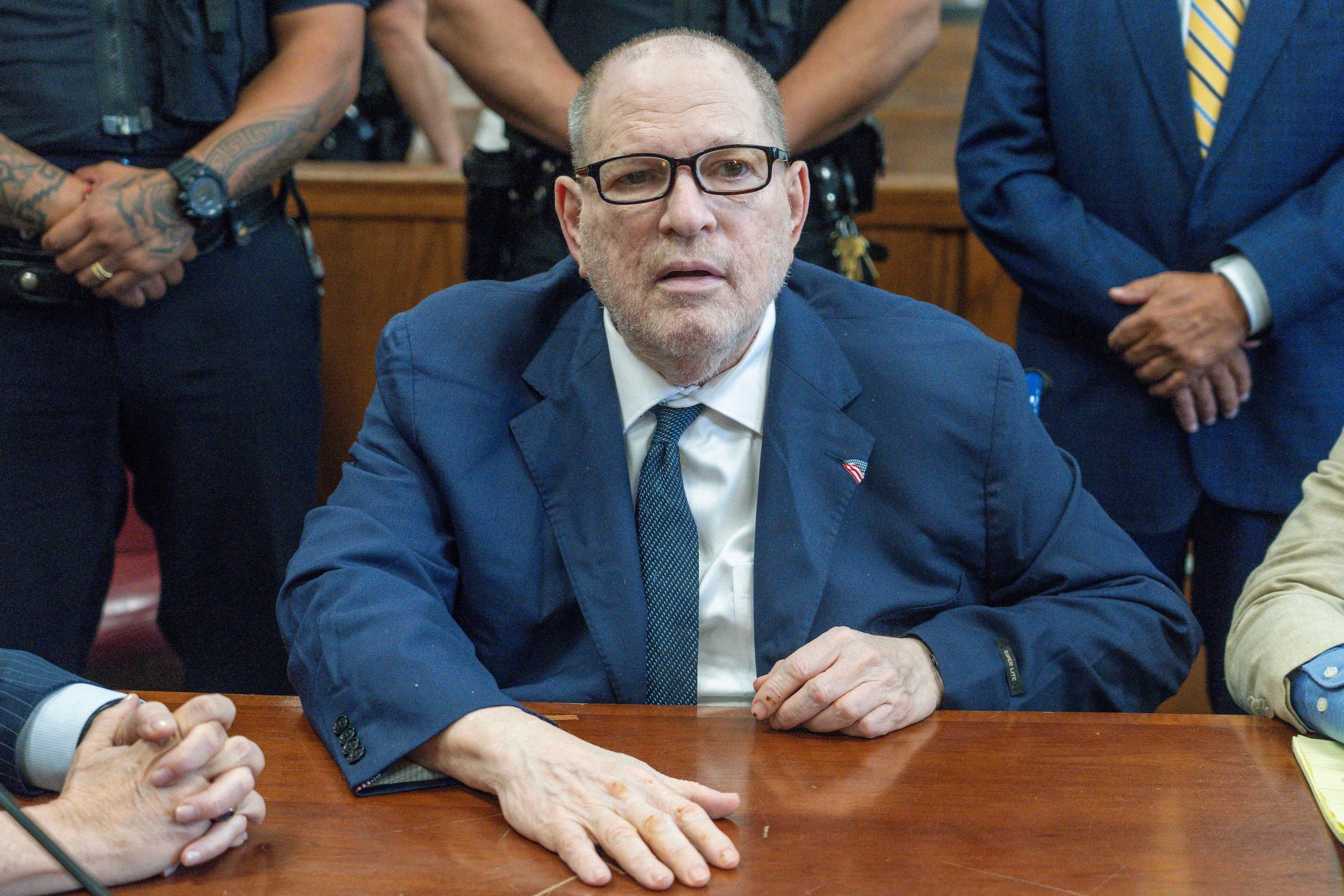 Harvey Weinstein hoy apareció en la corte en silla de ruedas, con un rostro pálido y un traje de chaqueta azul marino.