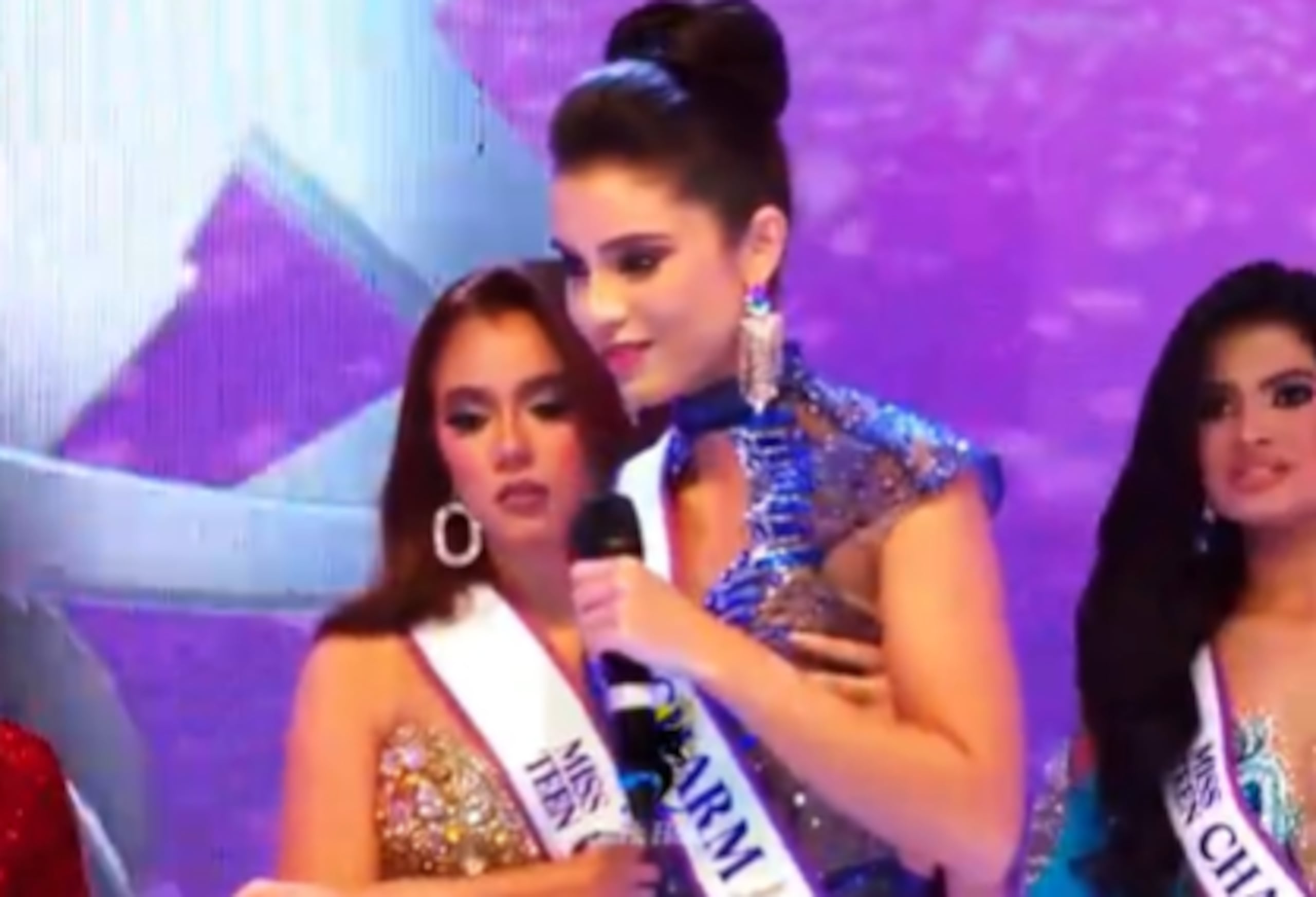Miss Teen Charm Puerto Rico ayuda a la candidata de Brasil.